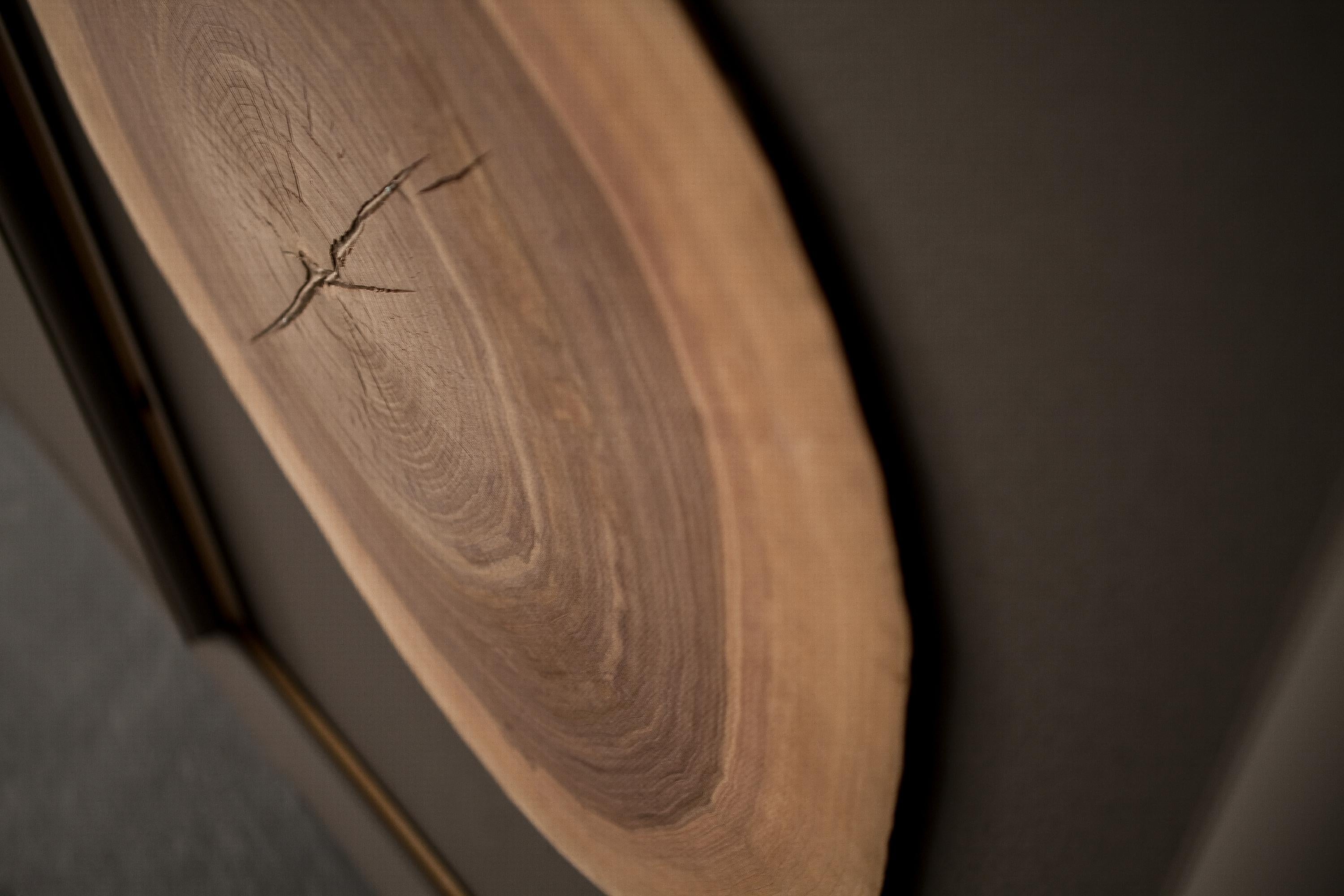 Made entirely using artisanal methods. Top veneered in sliced oak trunk, debarked and sanded by hand. Variable diameter depending on the cross-section of the tree trunk. The thin metal support has chromatic variations obtained by hand, through