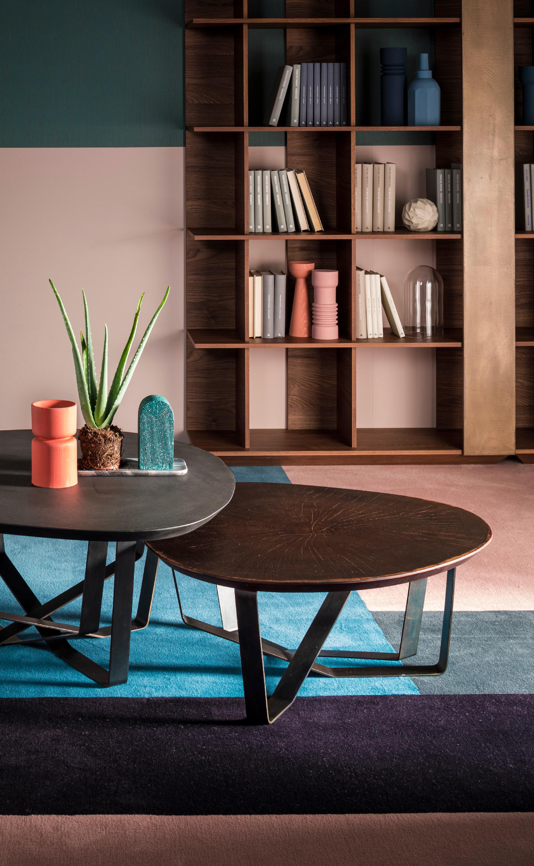 Moulé Table contemporaine par Studio Oxi 2xCoffee Table en bois plaqué tronc d'arbre acier bruni en vente