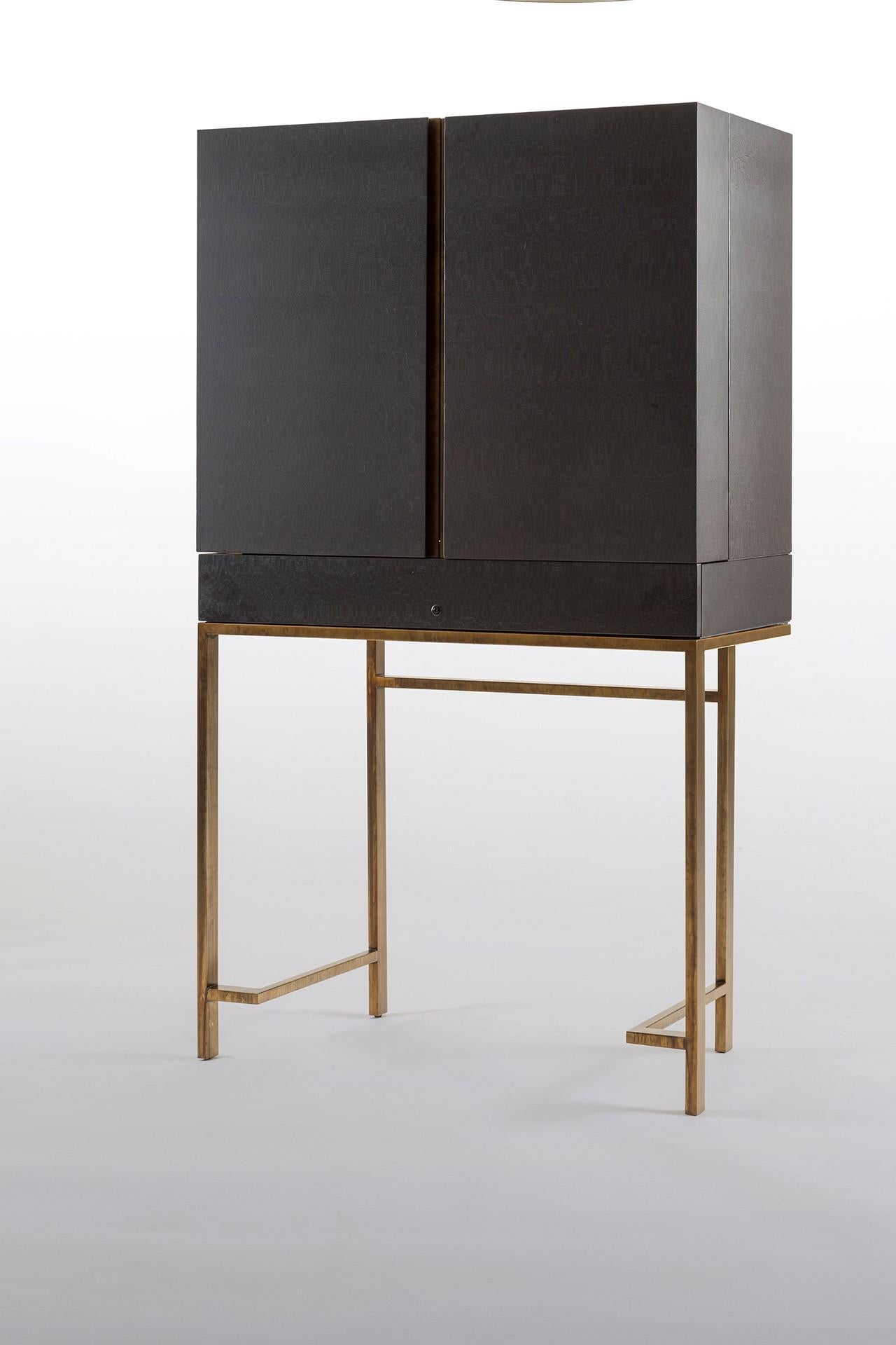 Surprisingly functional, its simple lines and high-quality details make it a unique, elegant and timeless piece. Ready to take centre stage in any setting.
Drinks cabinet in 107 Mother of Pearl, with metal details in 082 Bronzed Steel (artisanal