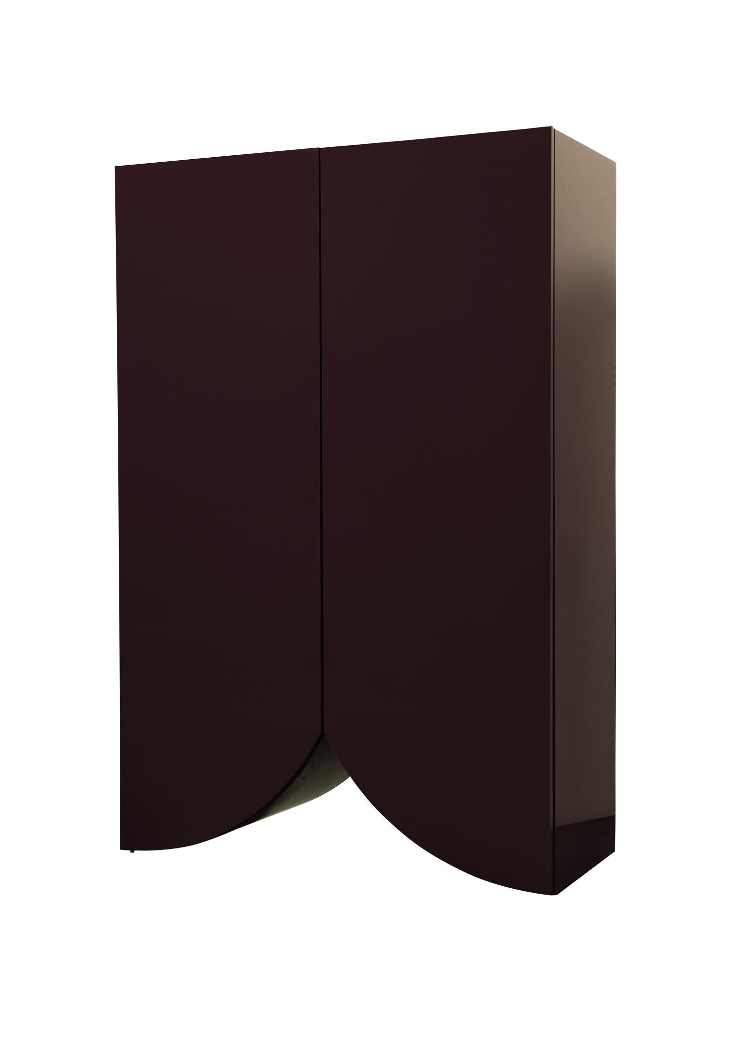 Cabinet 'Bridges' de Muller Van Severen, Grand, Rideau, Aubergine

Dimensions : 
120 x 52 x 180 cm
47,2 x 20,5 x 70,9 in

Modèle présenté :
Rideau de pont
Grande taille
Couleur aubergine
2 jambes

Bridges est une collection d'armoires conçue par