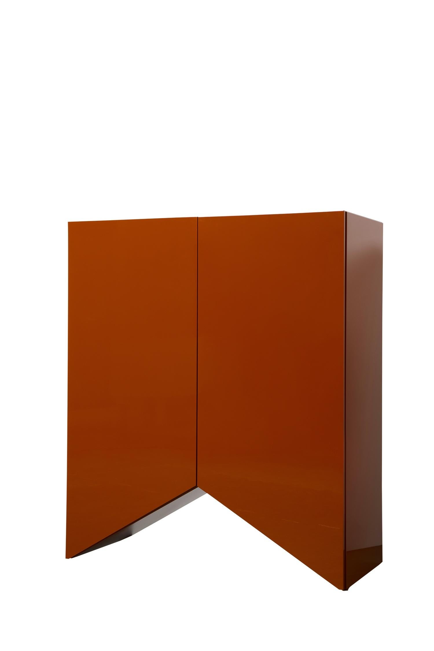 Kabinett 'Brücken' von Muller Van Severen, Medium, Rot

Abmessungen: 
120 x 52 x 140 cm
47,2 x 20,5 x 55,1 in

Vorgestelltes Modell:
Brücken
Mittlere Größe
Rote Farbe
2 Beine

Bridges ist eine von Muller Van Severen entworfene Schrankserie. MVS hat