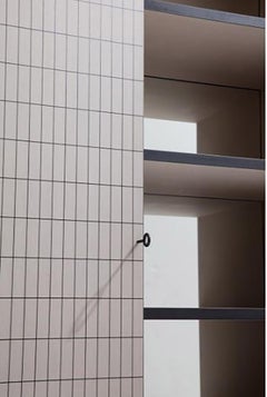 Cabinet contemporain:: texture de surface à carreaux imprimés:: structure inspirée du Bauhaus