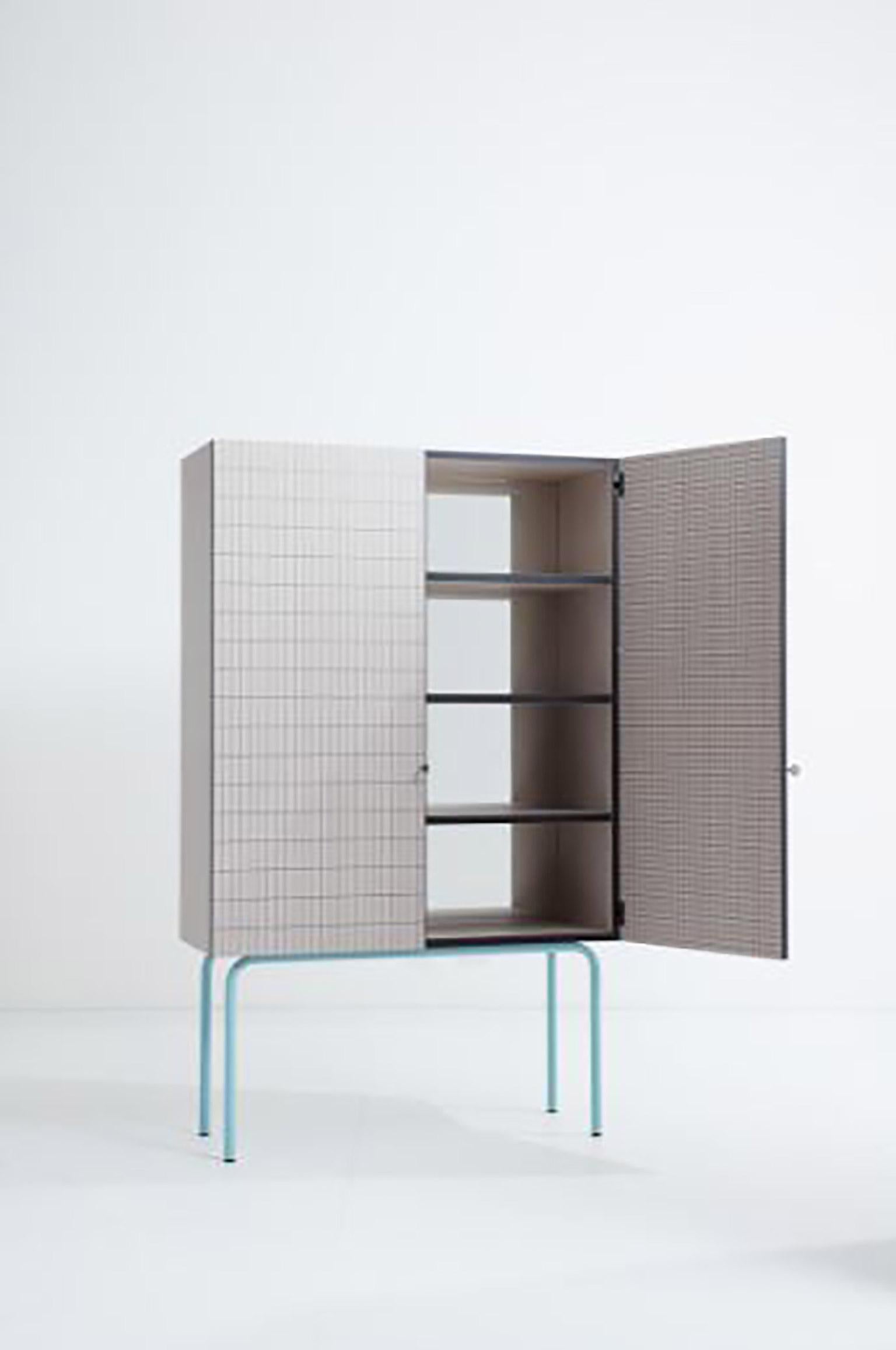 italien Cabinet contemporain:: texture de surface à carreaux imprimés:: structure inspirée du Bauhaus en vente