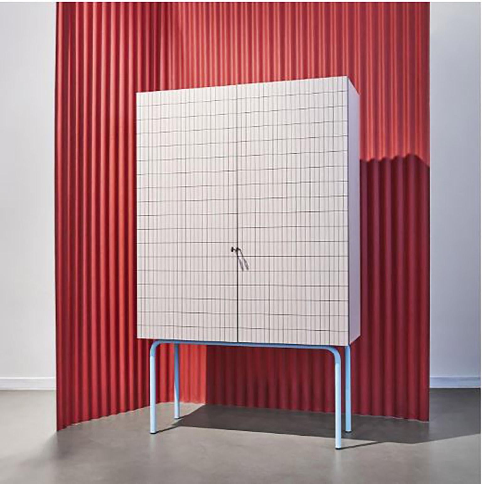 Fer Cabinet contemporain:: texture de surface à carreaux imprimés:: structure inspirée du Bauhaus en vente