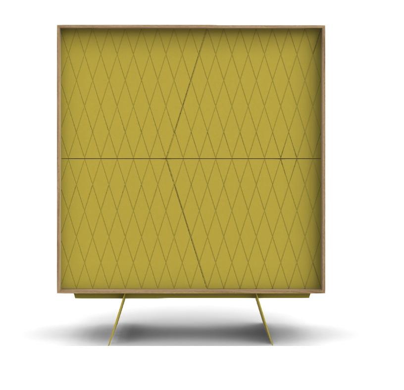 Tipo de armario: Tablero alto 
Marco: Roble Claro
Frontal: Laca Amarillo Oro
Base: Amarillo Oro Lacado
Materiales: Madera, metal, laca
Cuatro puertas push-pull y estante interior. 
Base metálica lacada en el mismo acabado.
Recubrimiento de laca en