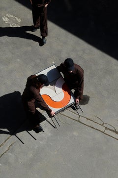 Cabinet contemporain inspiré de la néo-avant-garde hongroise avec pieds patinés à la main.