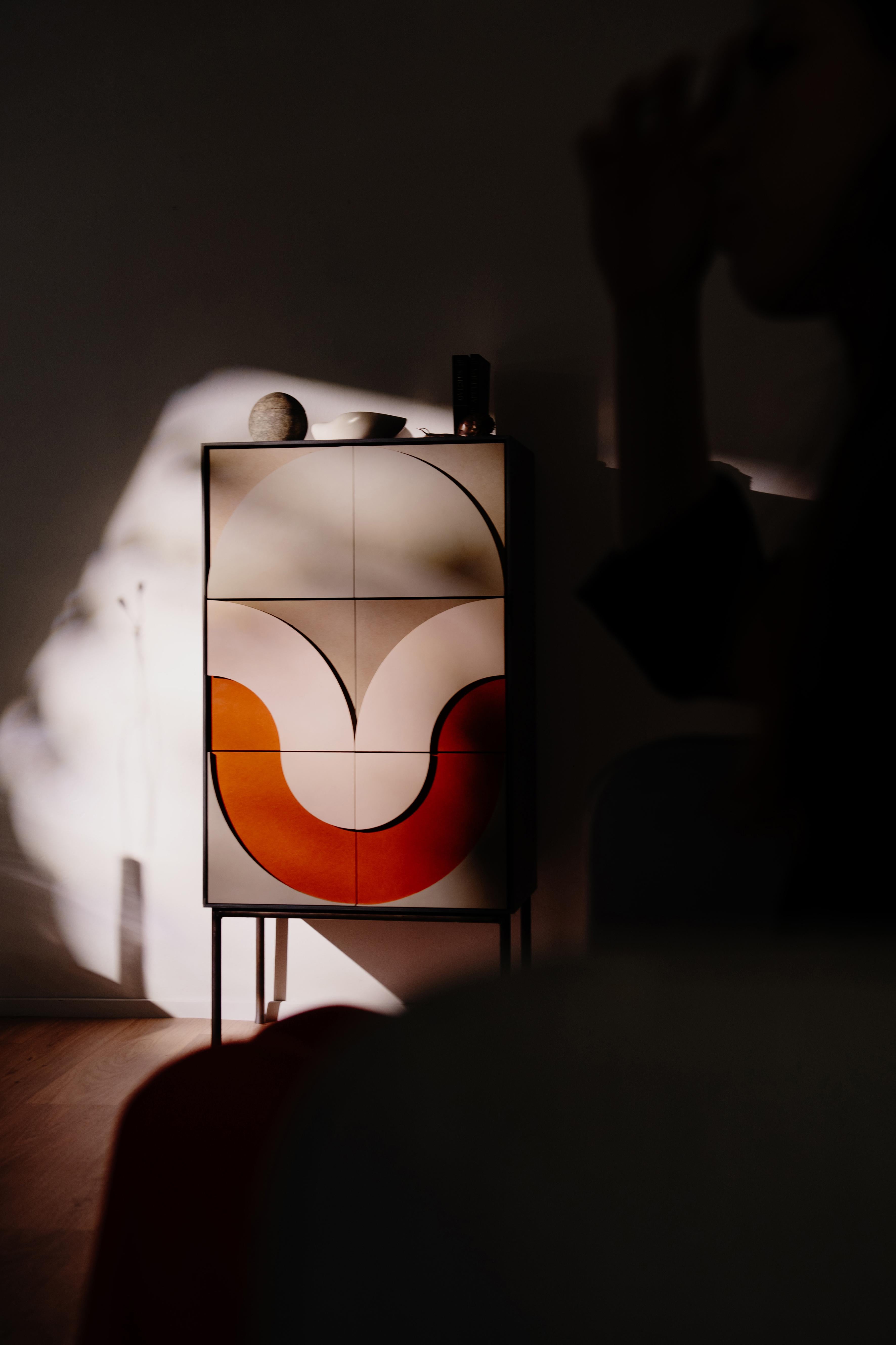 Bauhaus Cabinet contemporain inspiré de la néo-avant-garde hongroise avec pieds patinés à la main. en vente