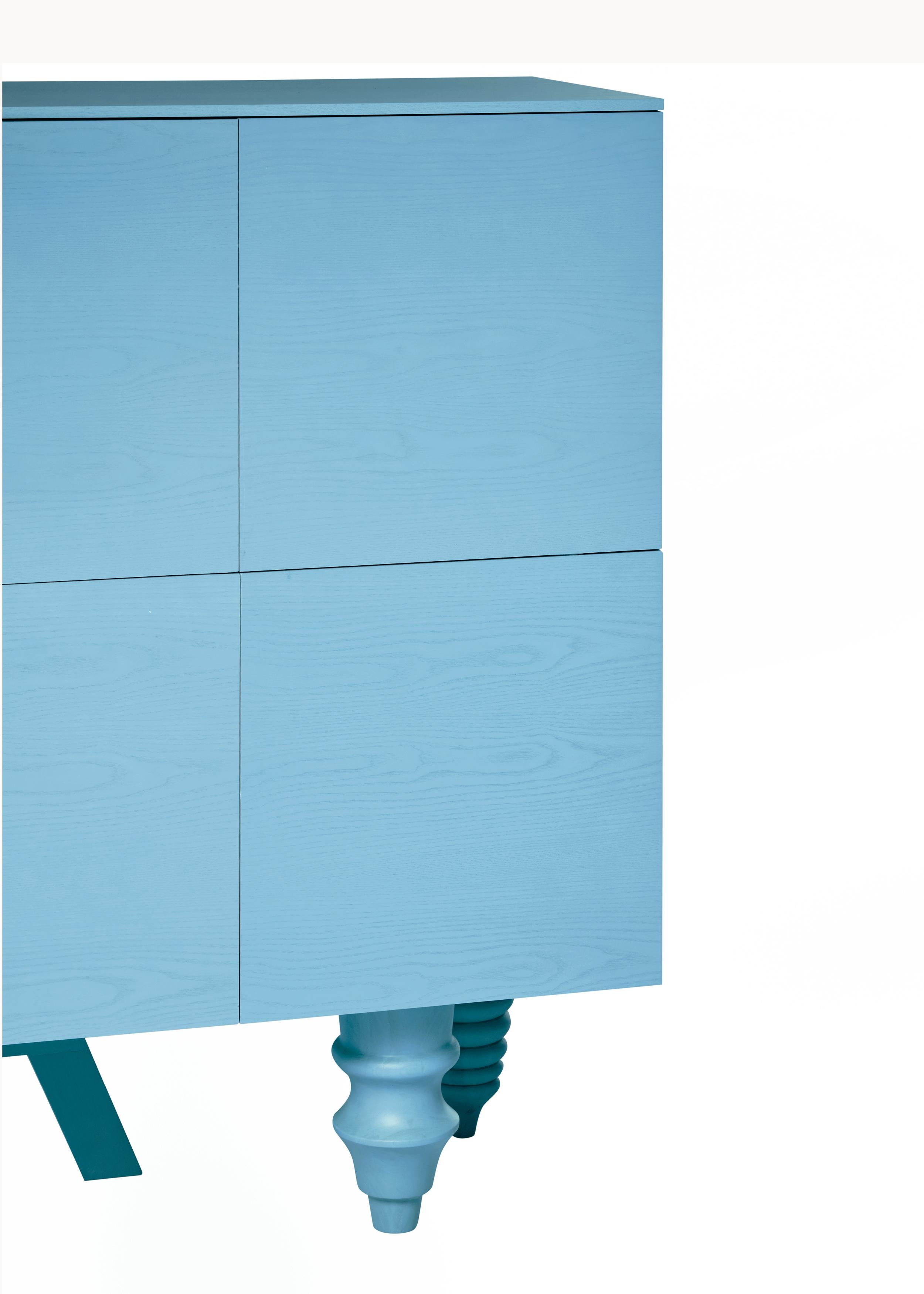 Contemporary Schrank 'Multileg' von Jaime Hayon, Eschenholzplatte, Blau, 200 cm (Spanisch) im Angebot