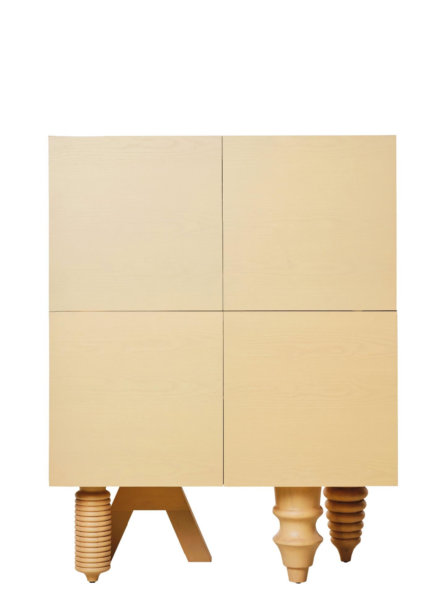 Schrank 'Multileg' von Jaime Hayon, Gelb, 100 cm

Abmessungen: 
100 x 50 x 130 cm 
39,4 x 19,6 x 51'2 