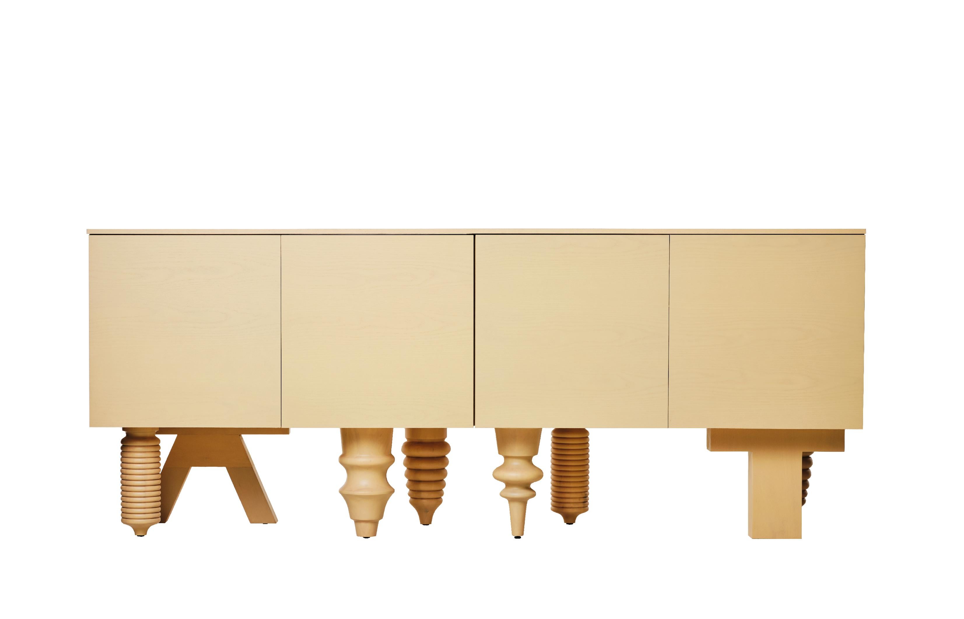 Contemporary Schrank 'Multileg' von Jaime Hayon, Eschenholzplatte, Gelb, 200 cm (Organische Moderne) im Angebot