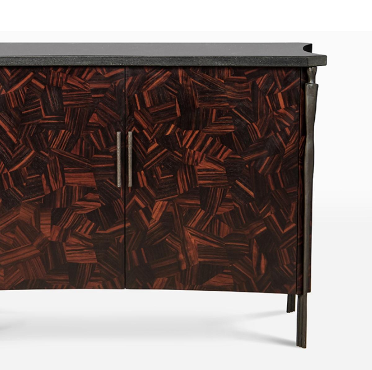 Cette armoire exquise est une belle étude de matériaux riches et d'artisanat moderne. Il est doté d'un plateau élégant fabriqué à partir du luxueux marbre d'Eleg, ce qui lui confère une surface lisse et mate qui met élégamment en valeur ses veines