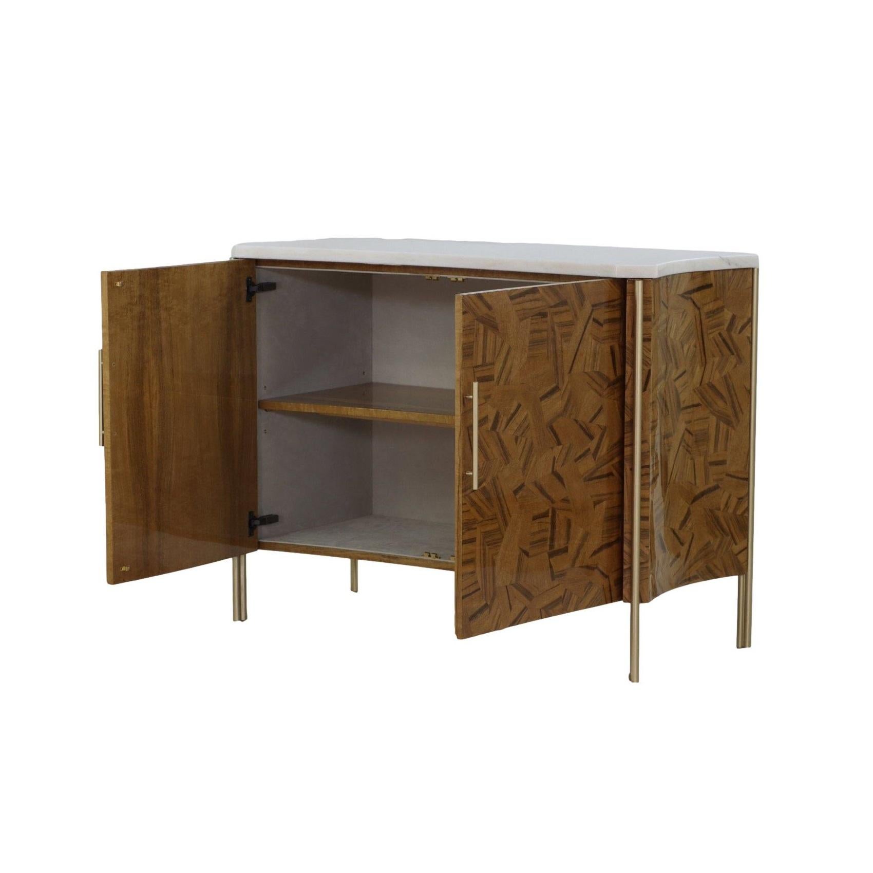 Questo raffinato mobile è un bellissimo studio di materiali pregiati e di artigianato moderno. Presenta un elegante piano realizzato con il lussuoso marmo Estremoz, che gli conferisce una superficie liscia e opaca che mette elegantemente in risalto