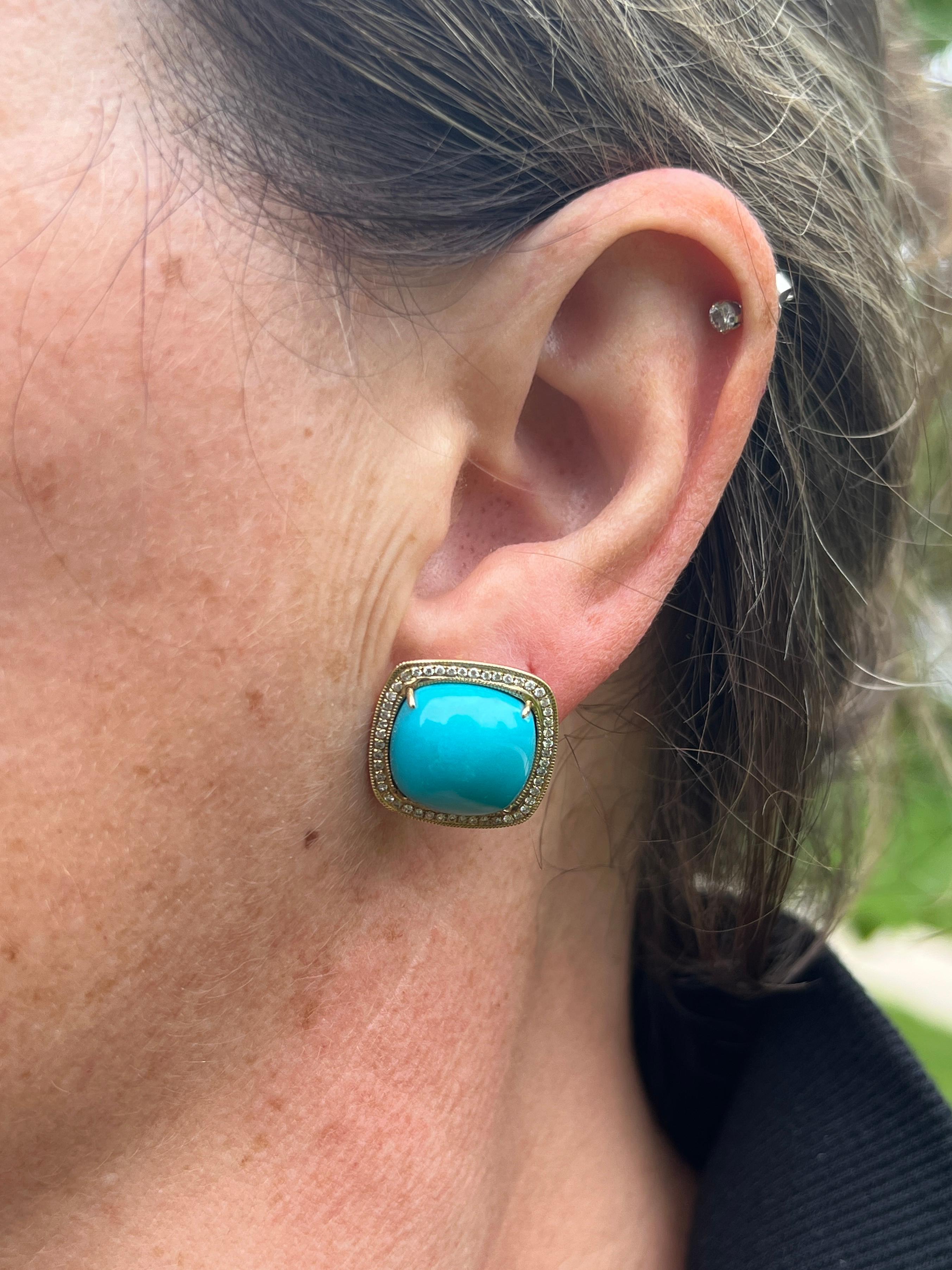 Contemporain Boucles d'oreilles contemporaines en or jaune 14k avec turquoise cabochon et halo de diamants en vente