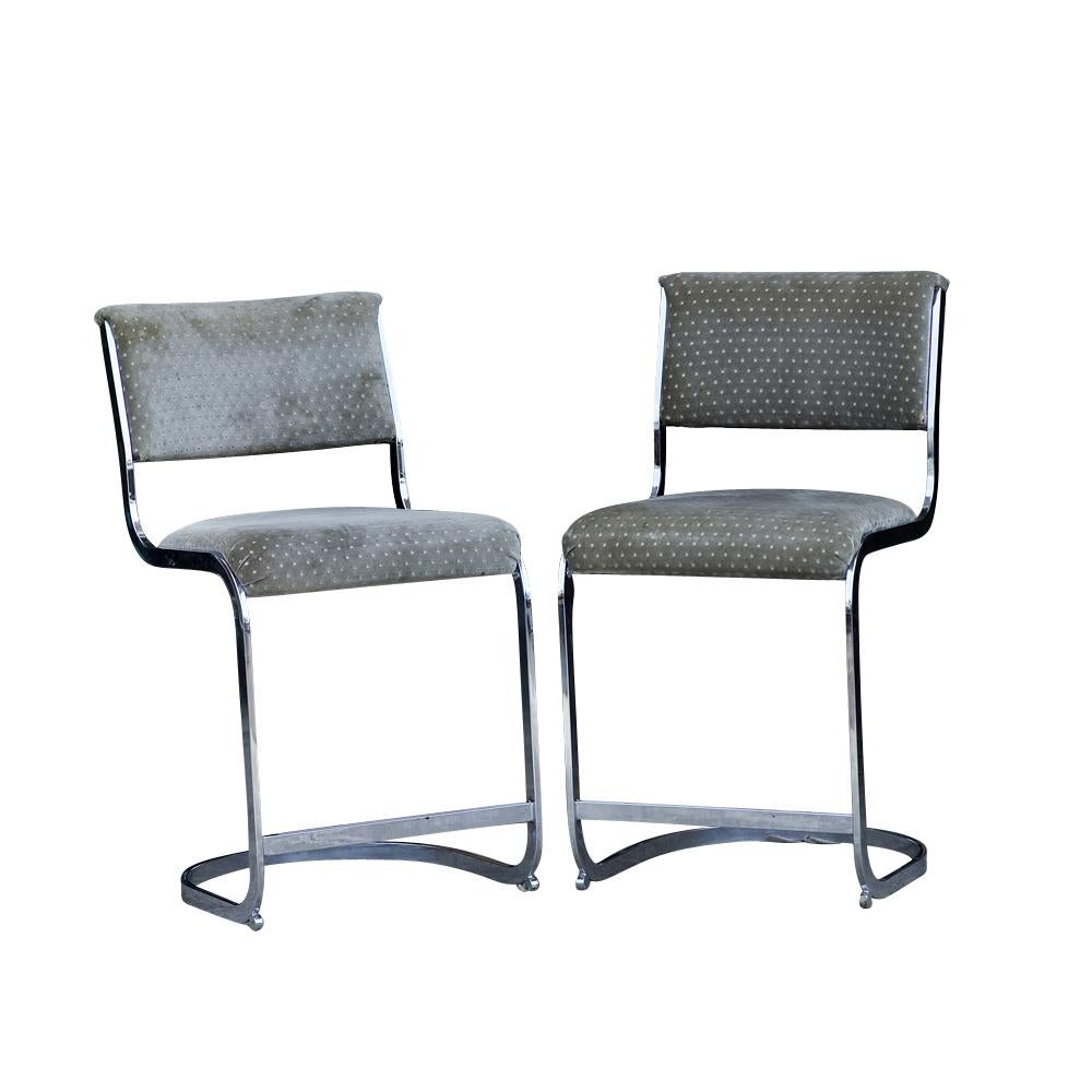 Contemporary Cal-Style 7411 stools

Chrome cantilever frame with footrest and horseshoe base

Manufactured in Compton, Ca USA,

Designed by Milo Baughman

circa 1980s.