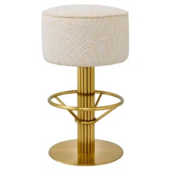 Sgabello da bar contemporaneo Camari, rivestito in tessuto color crema e con struttura in ottone