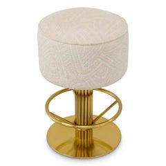 Sgabello da bancone contemporaneo Camari, rivestito in tessuto color crema e con struttura in ottone