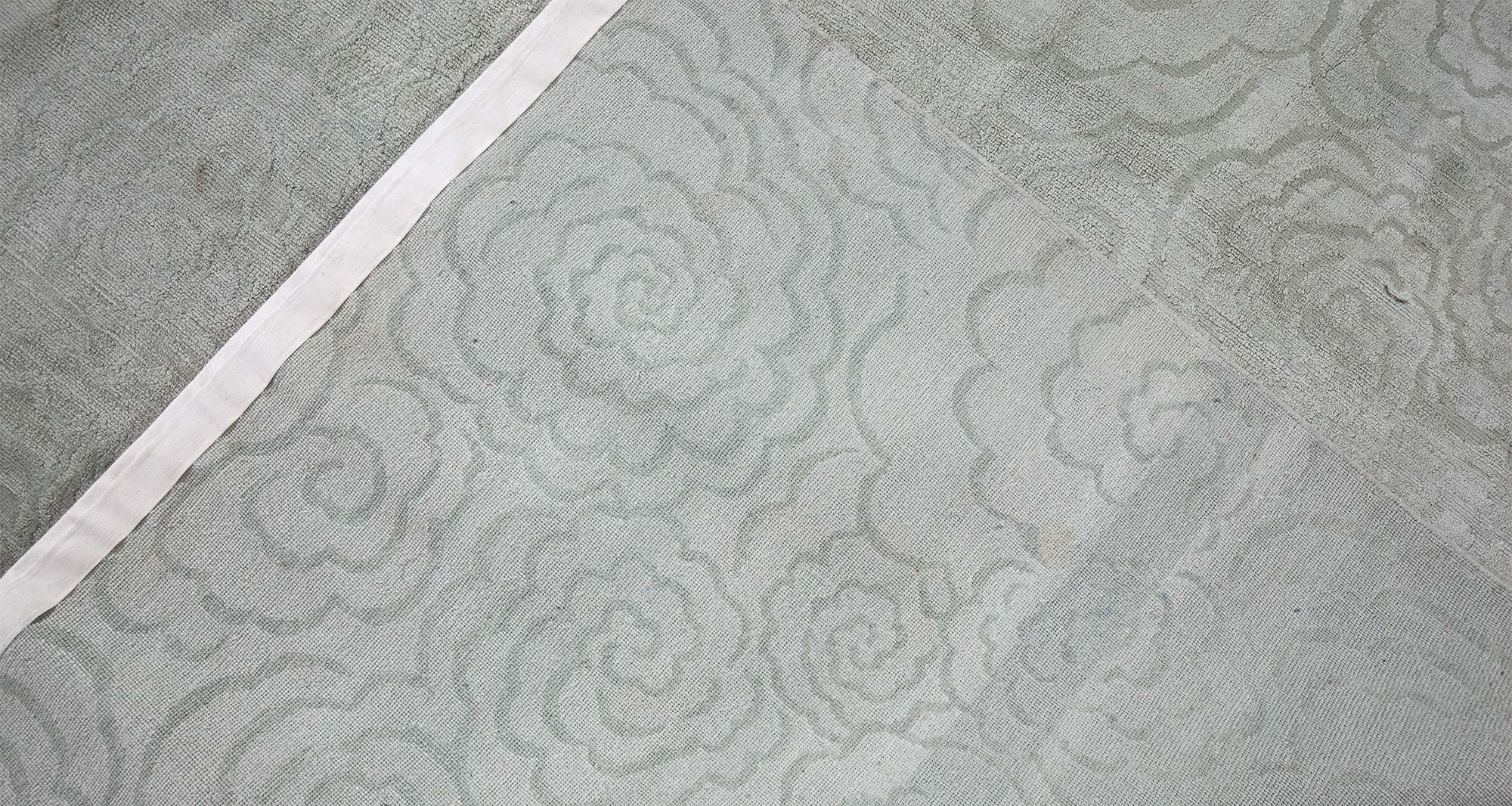 Soie Tapis de soie contemporain en vert Camelia fait à la main par Doris Leslie Blau en vente