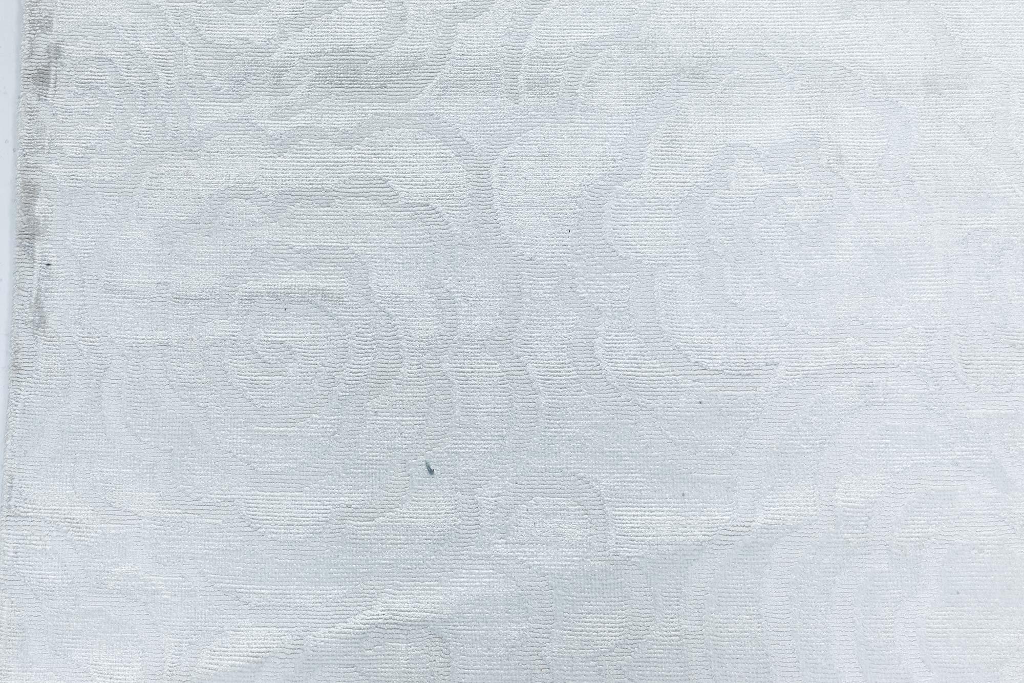 Zeitgenössischer handgefertigter Kamelien-Silber- und Weißteppich aus Seide von Doris Leslie Blau (Moderne) im Angebot