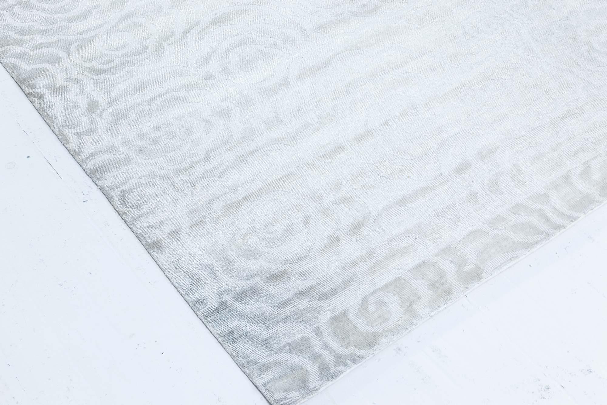 Zeitgenössischer handgefertigter Kamelien-Silber- und Weißteppich aus Seide von Doris Leslie Blau (Handgeknüpft) im Angebot