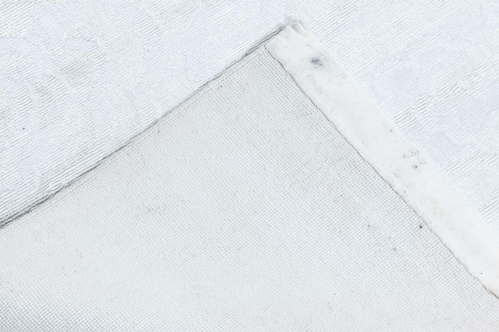 Zeitgenössischer handgefertigter Kamelien-Silber- und Weißteppich aus Seide von Doris Leslie Blau im Zustand „Neu“ im Angebot in New York, NY