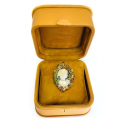 Brosche und Halskette "Kameo" mit Anhänger aus Gelbgold, einzigartige Farbe Diamant