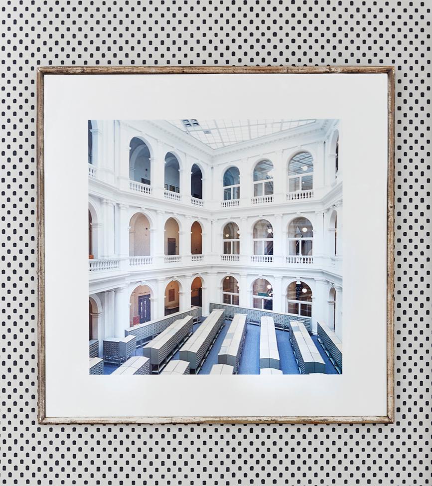 Candida Höfer
Germany, 2000

“Universitâtsbibliothek, Hamburg”. Colour photograph. Signed. Executed in 2000, this work is number five from an edition of 45. 
In antique frame. 

H 60 x W 60 x D 2 cm