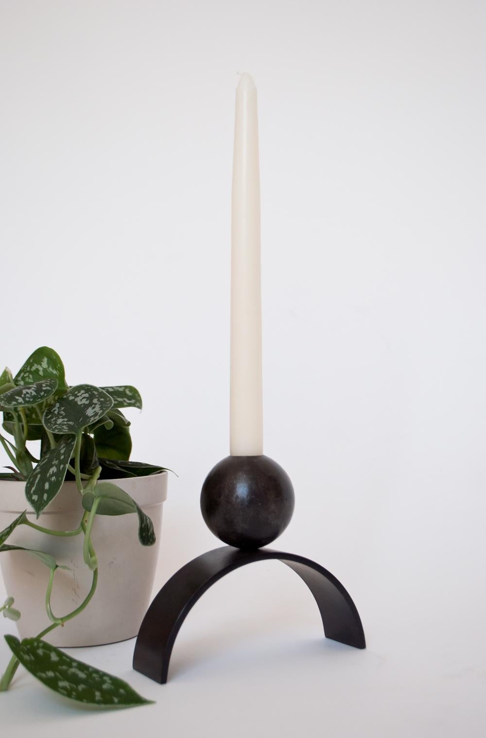 Britannique Porte-bougies contemporain arc et boule, très grand en acier noir épais en vente
