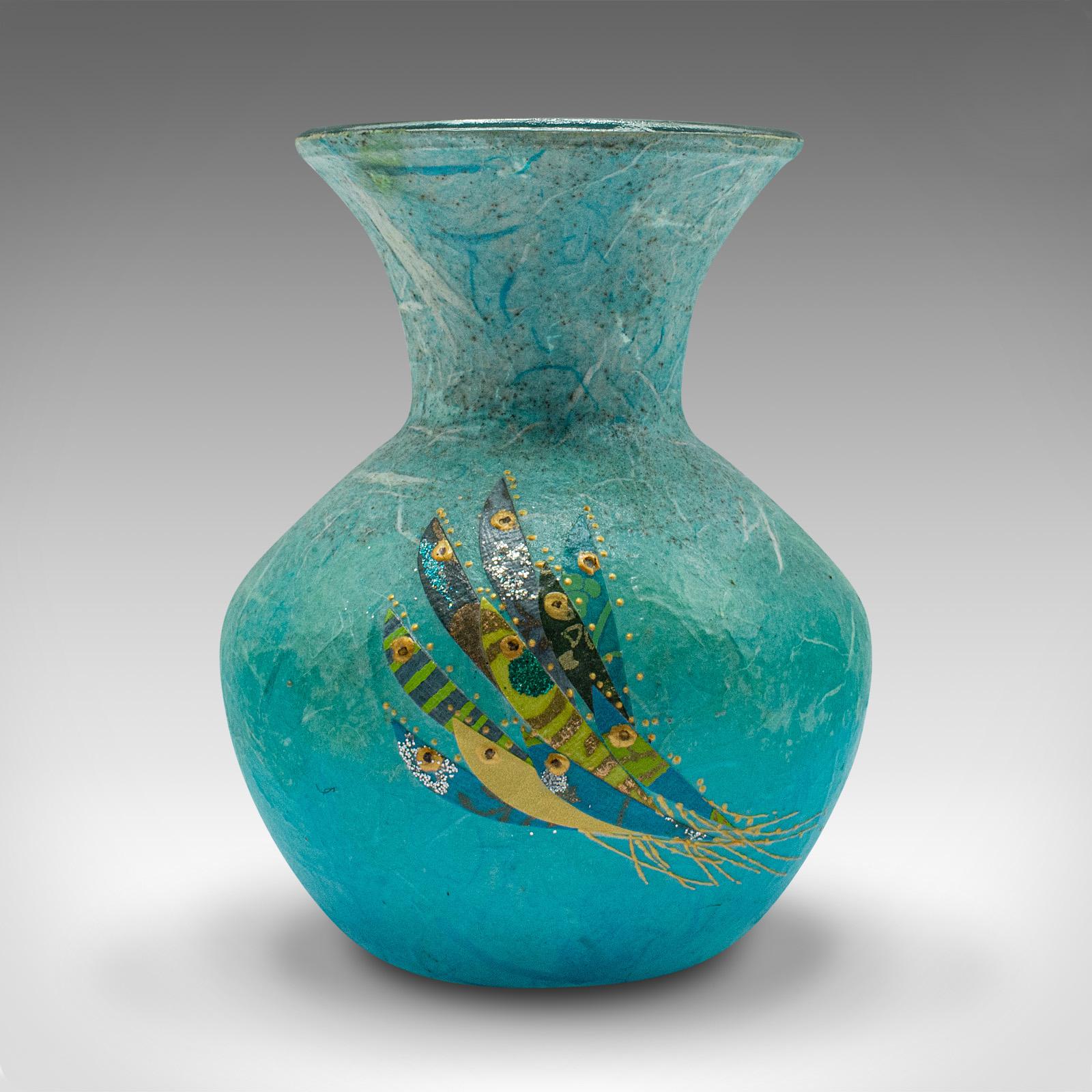 
Questo è un portacandele contemporaneo. Vaso votivo o posato in vetro artistico e seta di Margaret Johnson.

Splendide tonalità acquatiche con affascinanti dettagli applicati
Mostra un aspetto desiderabile e contemporaneo
Vetro ricoperto di paglia