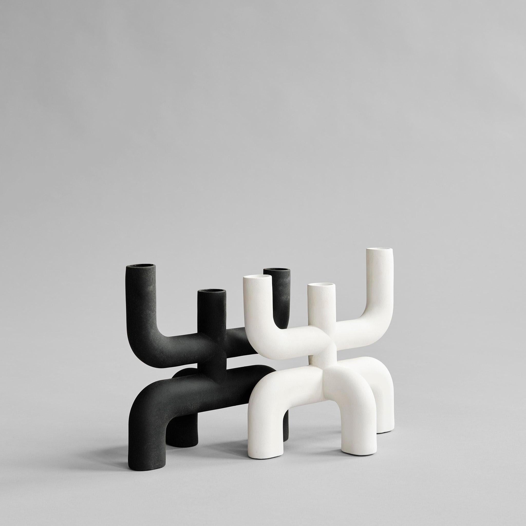 Portacandele contemporaneo, ceramica bianca avorio, arte contemporanea.

Portacandele contemporaneo in ceramica ispirato al movimento artistico Cobra degli anni '60. Questo originale portacandele presenta forme giocose, morbide e organiche, che