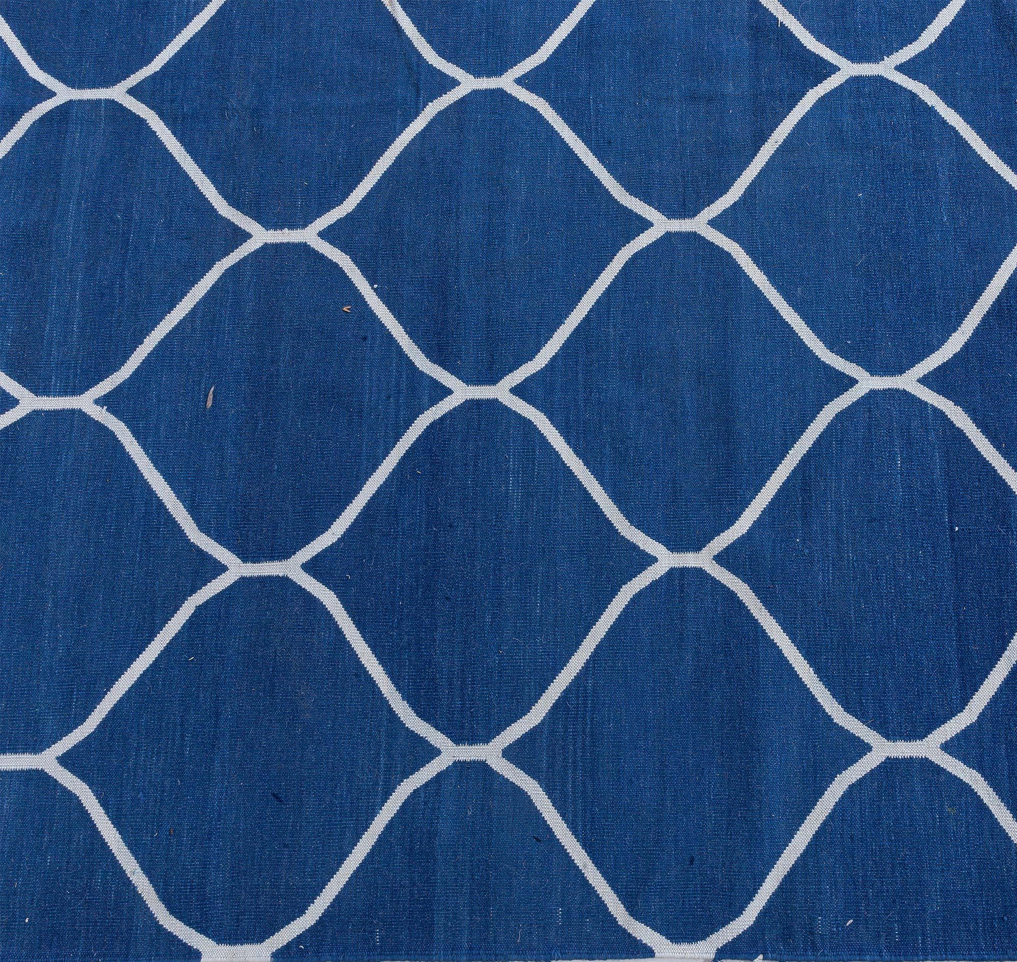 Zeitgenössischer Capri Indian Dhurrie handgefertigter Teppich von Doris Leslie Blau.
Größe: 10'2