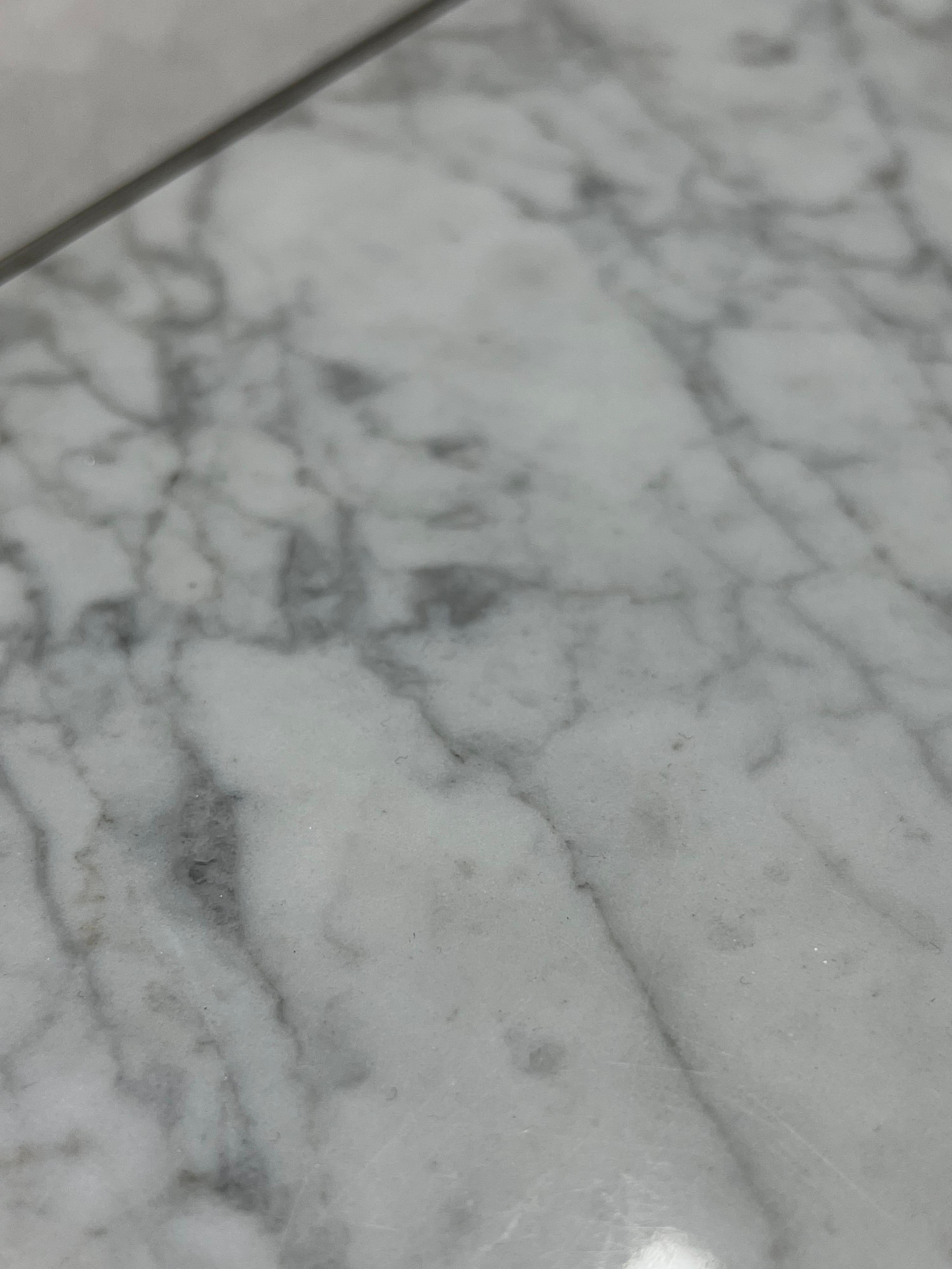 Table basse contemporaine en marbre de Carrare et acier poli, années 1980 en vente 5