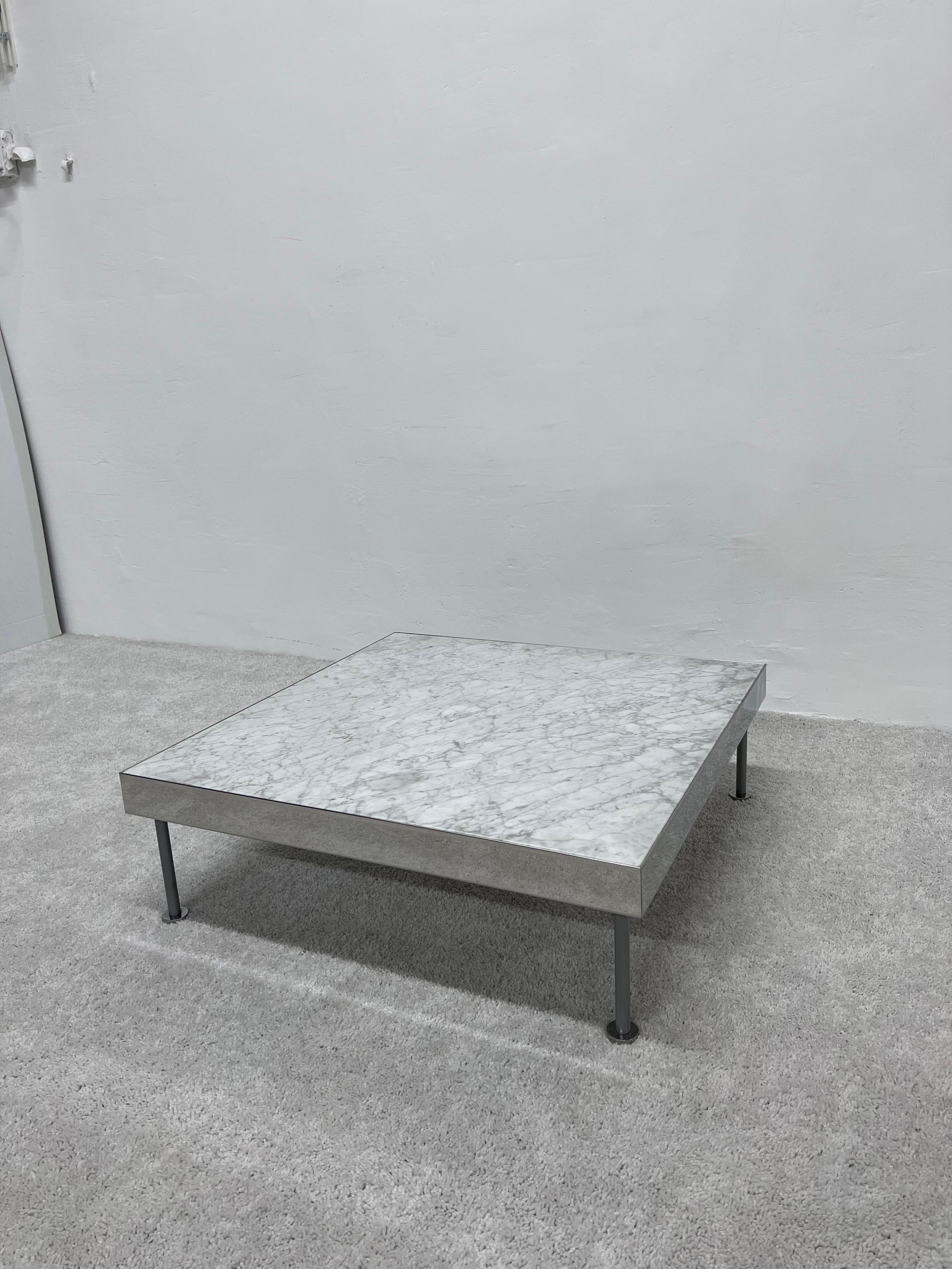 italien Table basse contemporaine en marbre de Carrare et acier poli, années 1980 en vente