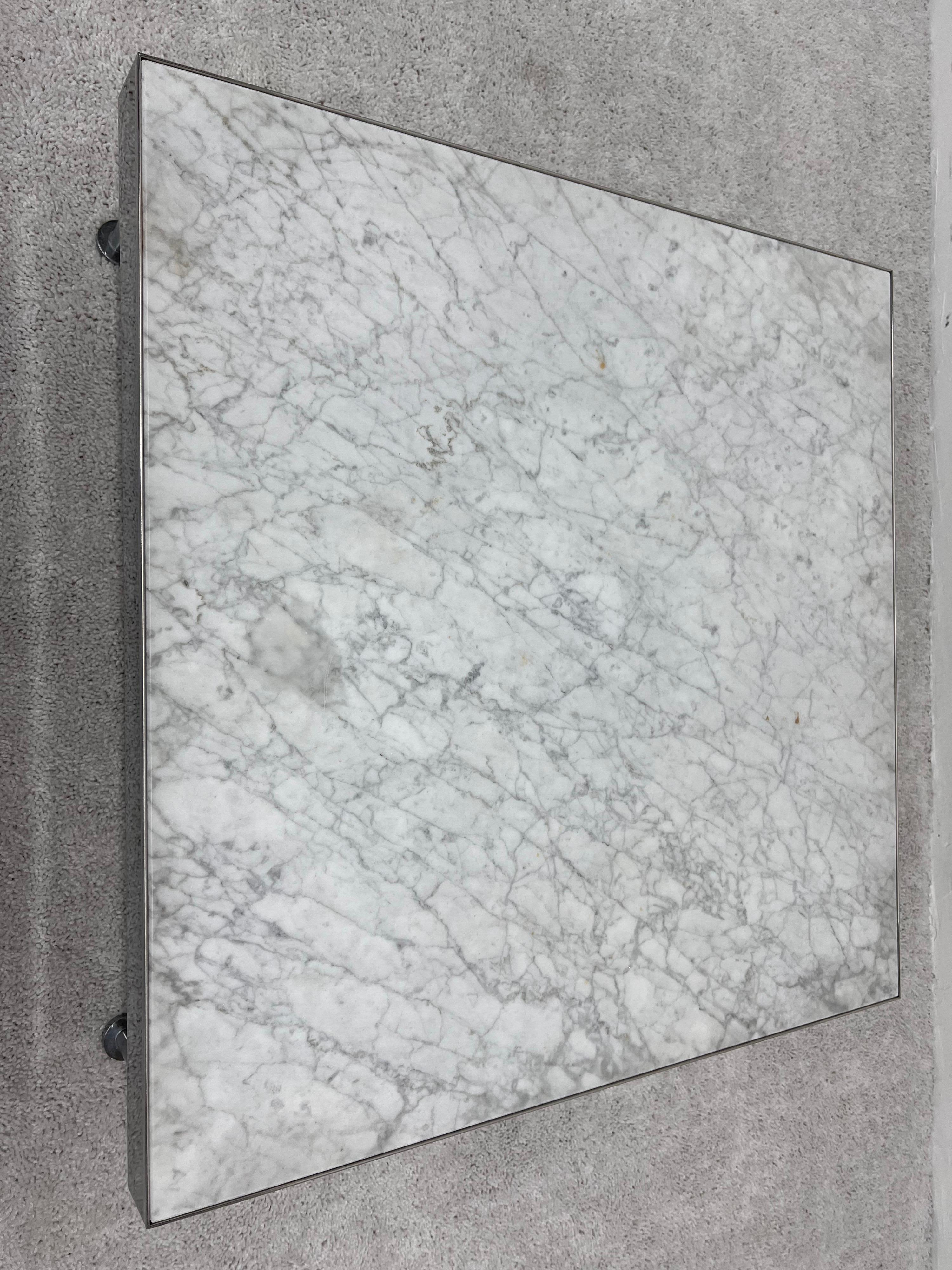 Table basse contemporaine en marbre de Carrare et acier poli, années 1980 Bon état - En vente à Miami, FL