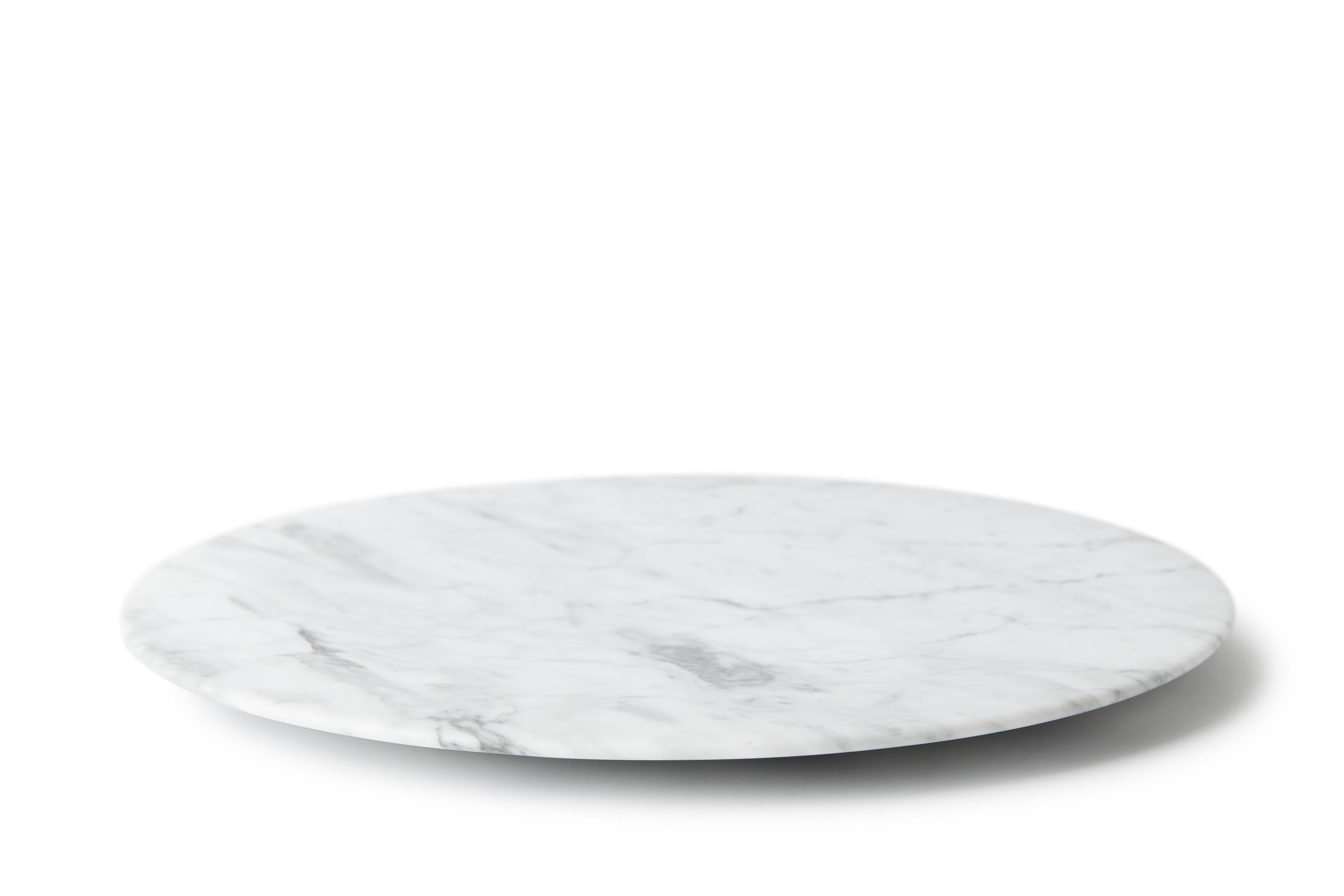 This stunning tray, made from White Carrara marble, evokes the Renaissance concept of man being at the centre of space and nature with its circular shape. The circle is rich in symbolism in European history and art. The fusion of these two elements