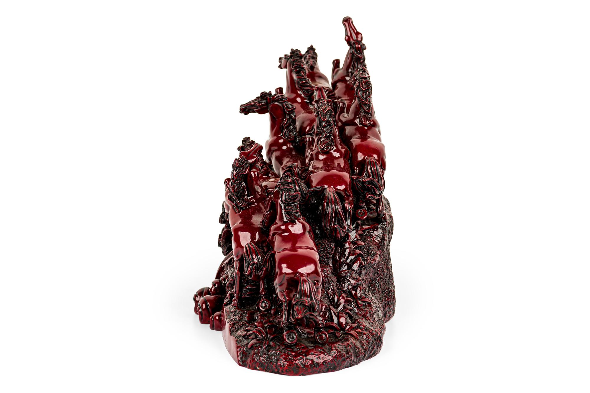 Sculpture contemporaine (peut-être asiatique) en pierre rouge représentant des chevaux sauvages galopant sur une colline.

Condit : Bon ; Usures dues à l'âge et à l'utilisation
