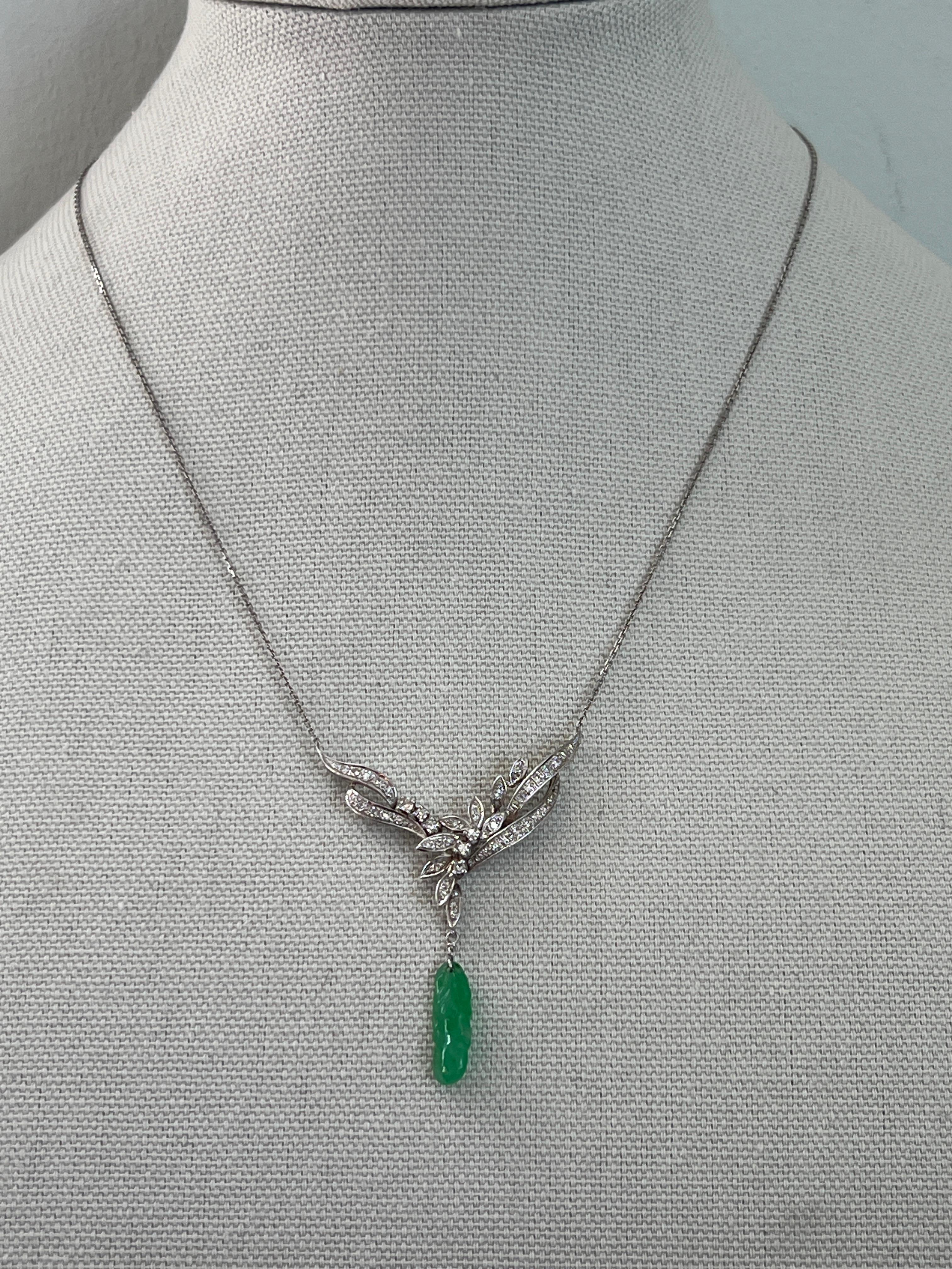 Ce collier en or blanc 14 carats des années 1970 présente une  pendentif inspiré de fleurs et de feuilles, serti de 45 diamants taille unique étincelants totalisant environ 0,60 carats (couleur I/J, pureté I1). Au centre de cet élégant motif, une