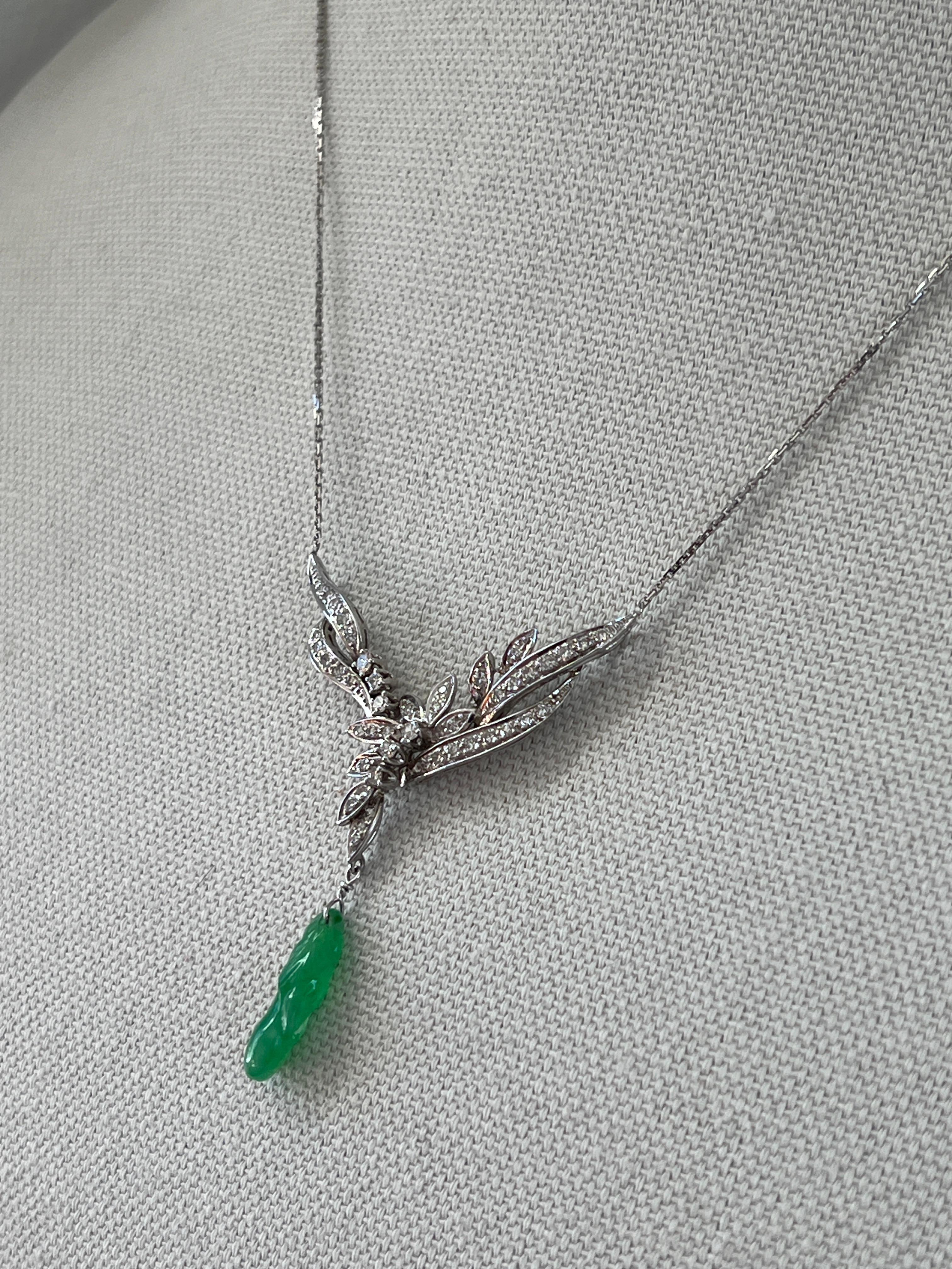 Contemporain Collier pendentif en or blanc 14k, jadéite sculptée et diamant, de style contemporain en vente