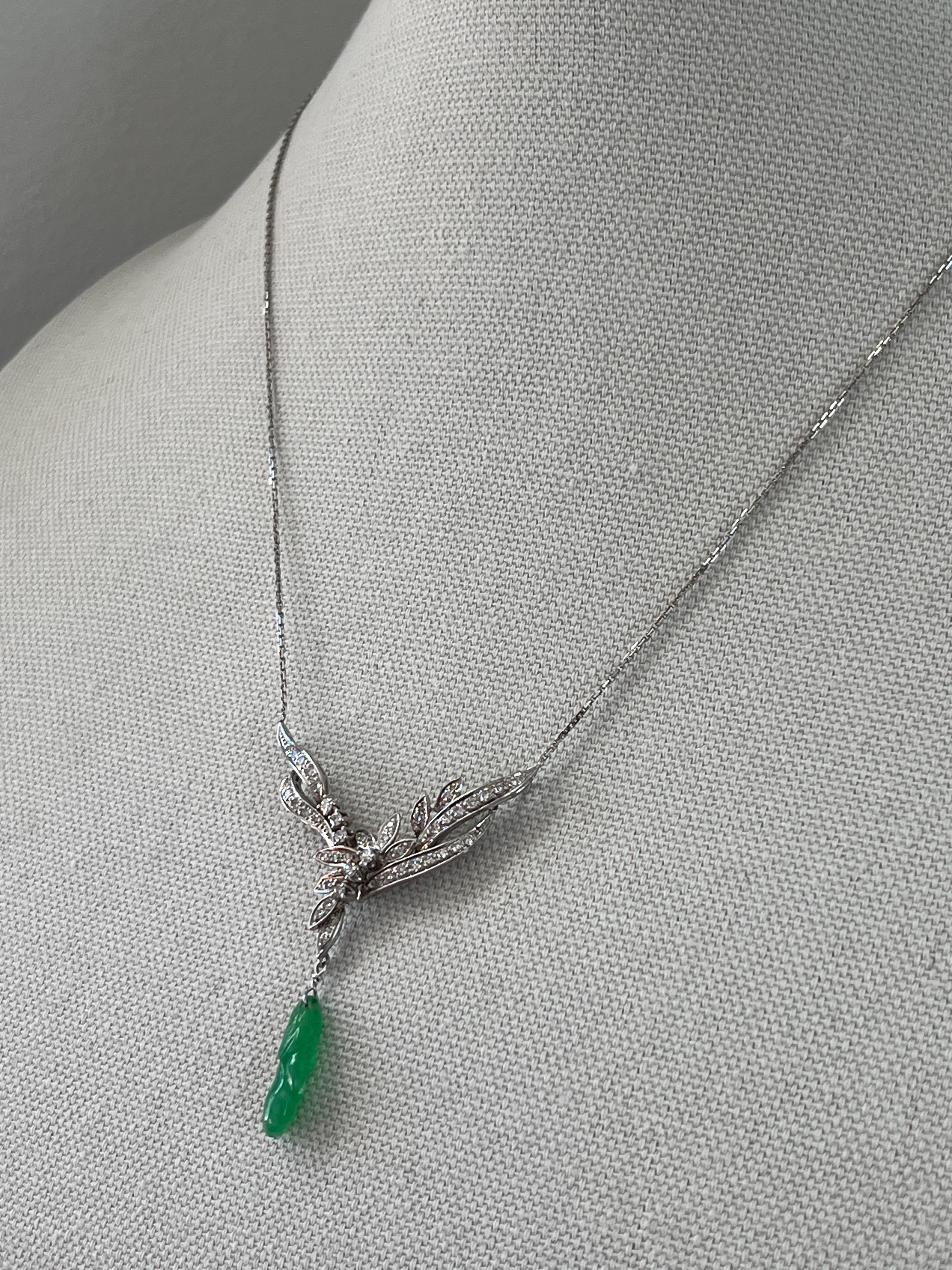 Taille ronde Collier pendentif en or blanc 14k, jadéite sculptée et diamant, de style contemporain en vente