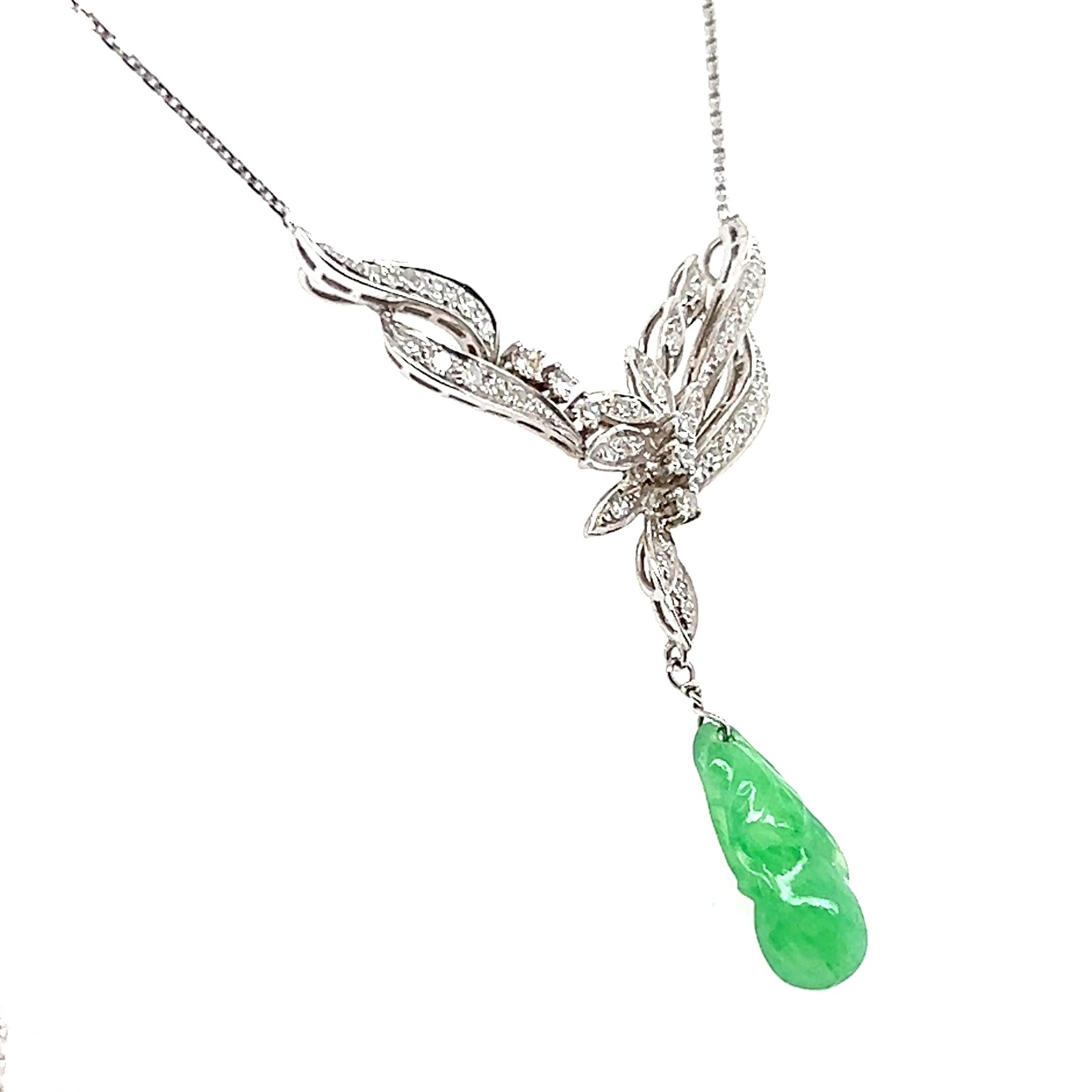 Collier pendentif en or blanc 14k, jadéite sculptée et diamant, de style contemporain Bon état - En vente à Towson, MD
