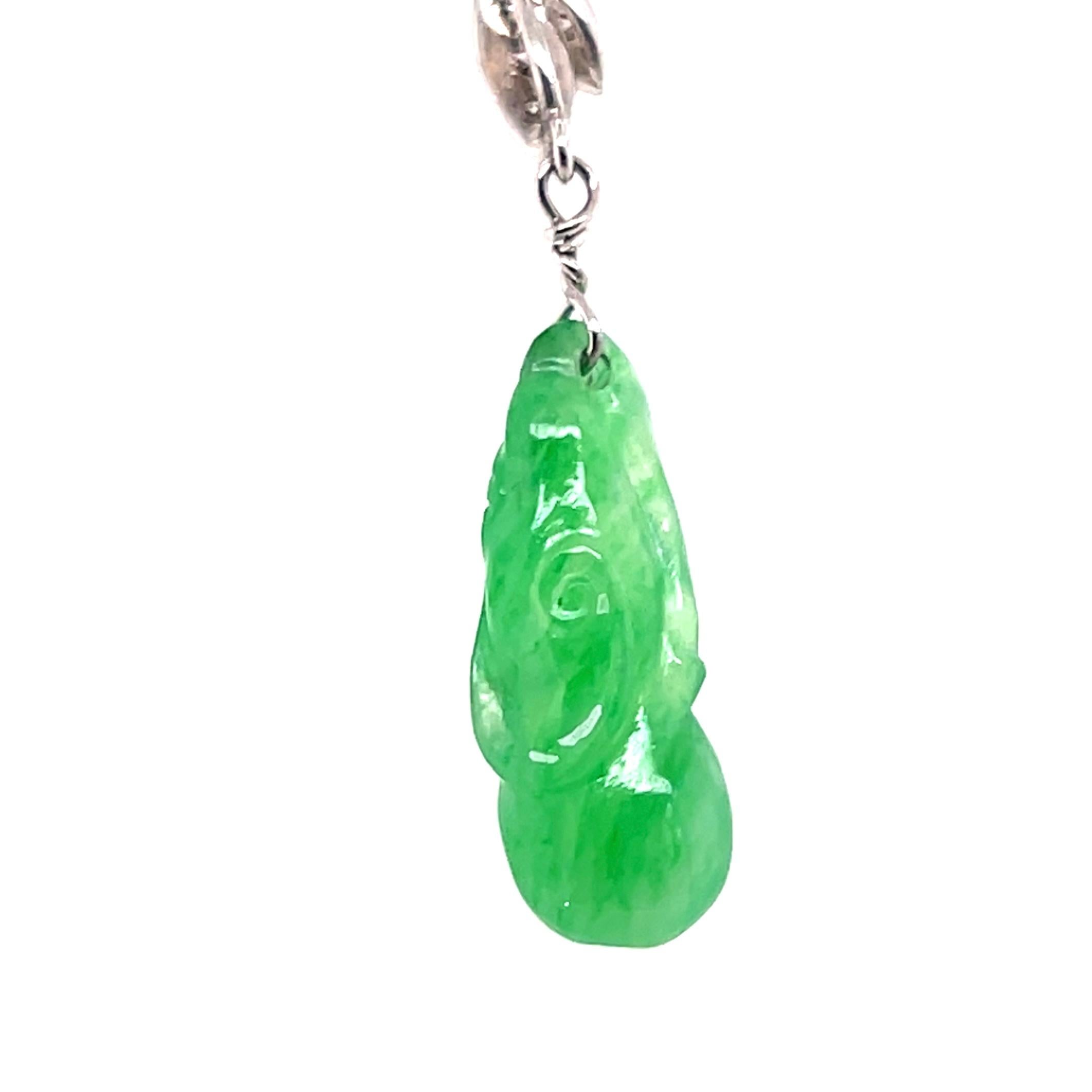 Collier pendentif en or blanc 14k, jadéite sculptée et diamant, de style contemporain en vente 2