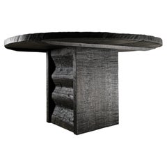 Table ronde contemporaine sculptée en bois de chêne massif, noire, « Taille actuelle L »