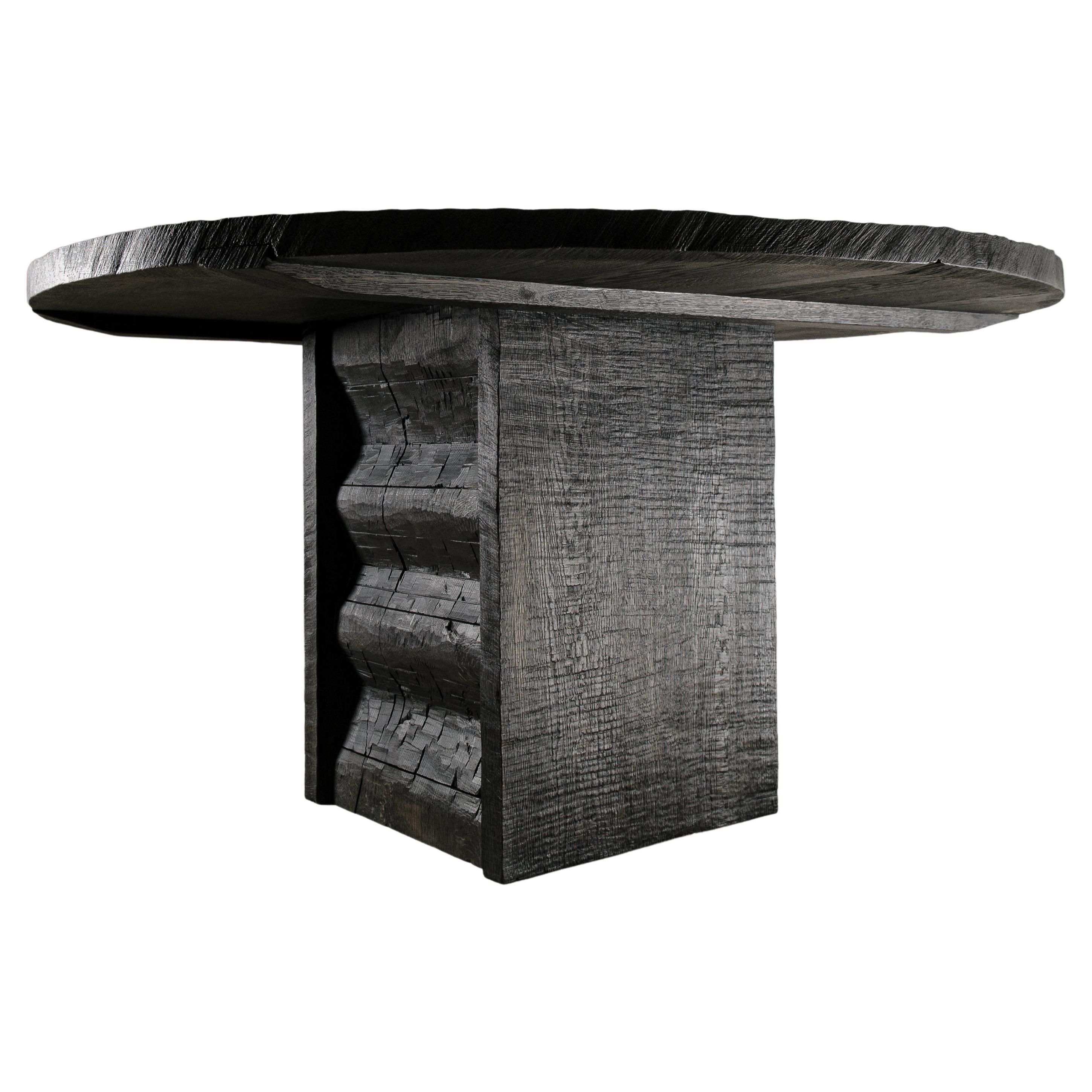Zeitgenössischer geschnitzter runder Tisch aus massivem Eichenholz, schwarz, 'Custom Größe S'