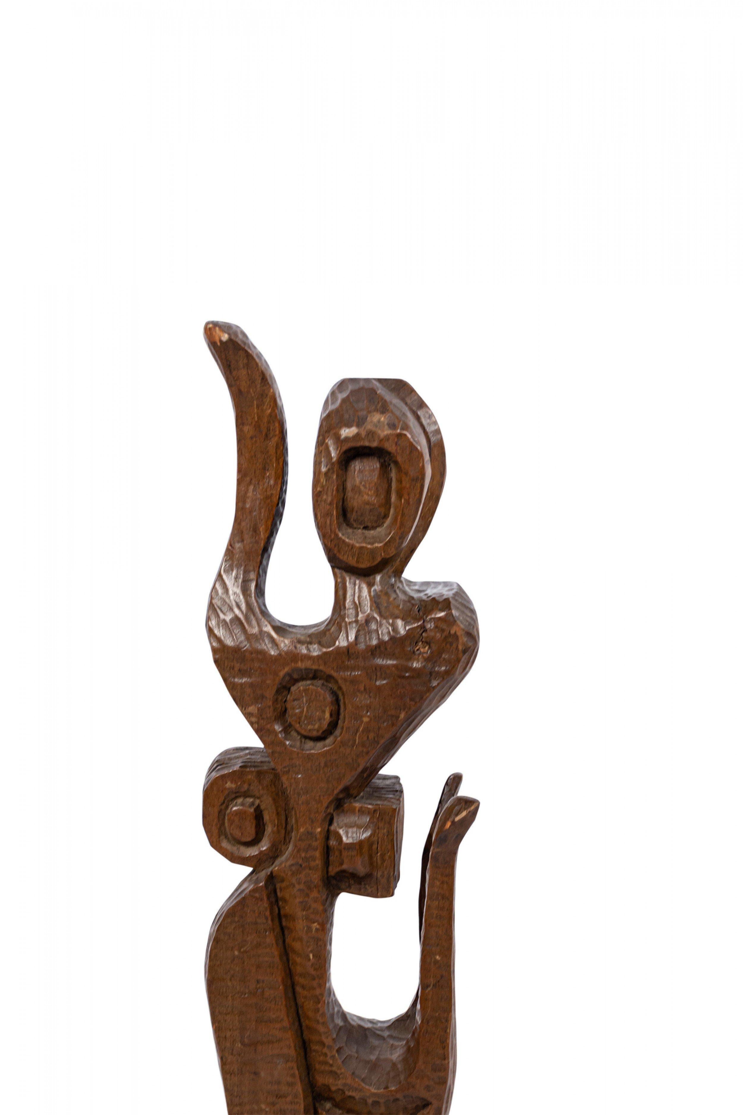 Sculpture figurative abstraite contemporaine en bois sculpté.
  