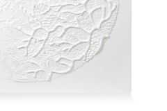 Zeitgenössische Wandskulptur aus geschnitztem Holz, schneeweißes Finish