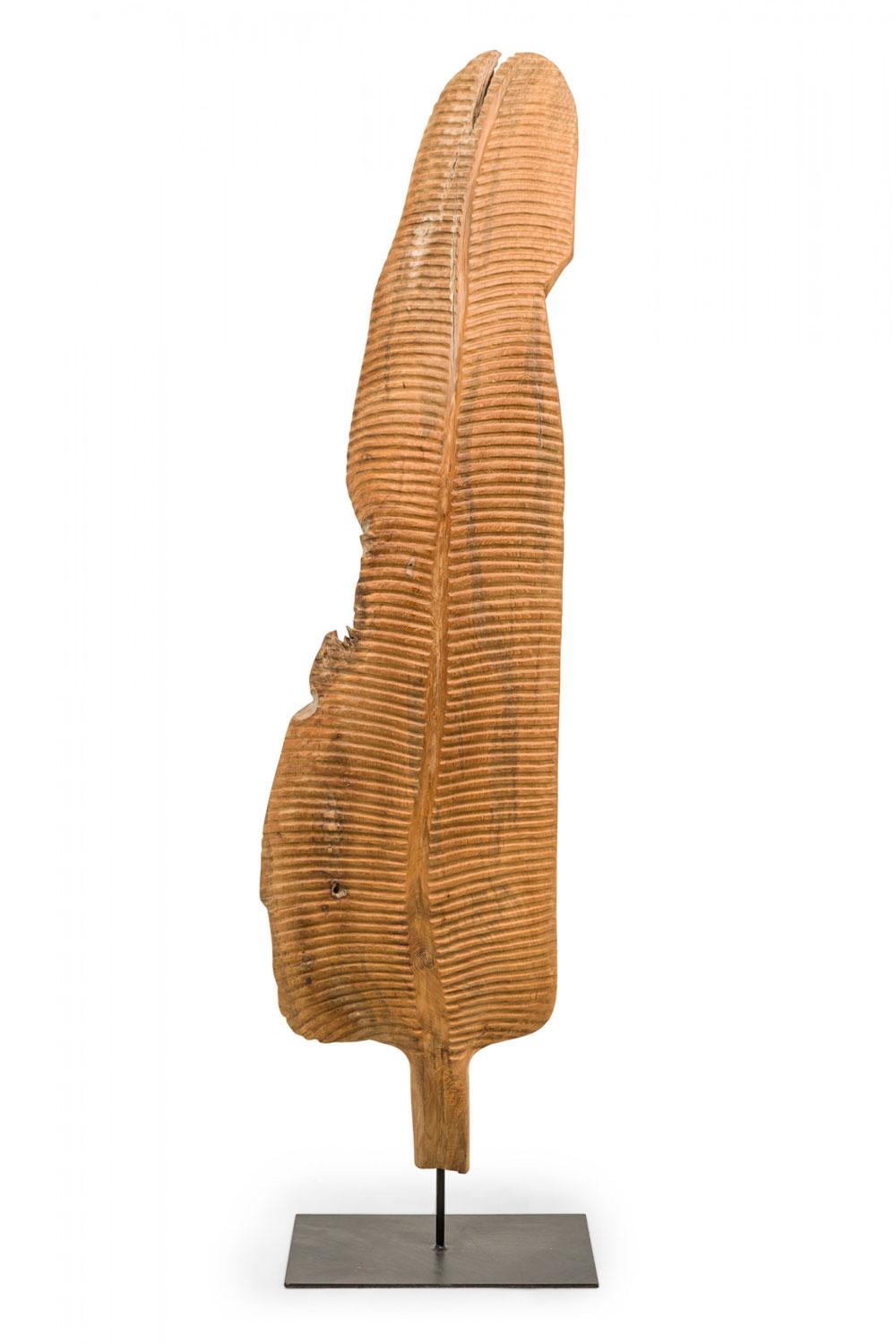 Zeitgenössische geschnitzte hölzerne abstrakte Blatt Bodenskulptur (Moderne) im Angebot