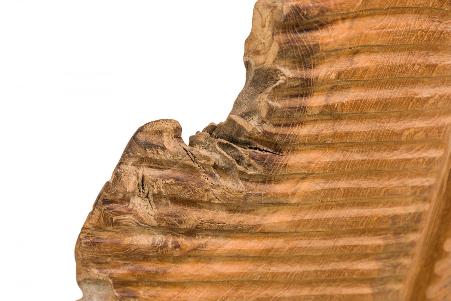 Zeitgenössische geschnitzte hölzerne abstrakte Blatt Bodenskulptur (amerikanisch) im Angebot