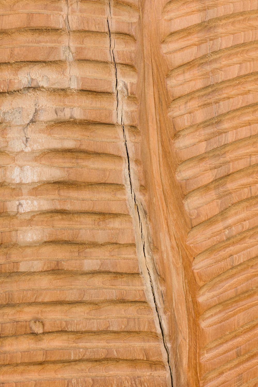 Zeitgenössische geschnitzte hölzerne abstrakte Blatt Bodenskulptur (Geschnitzt) im Angebot