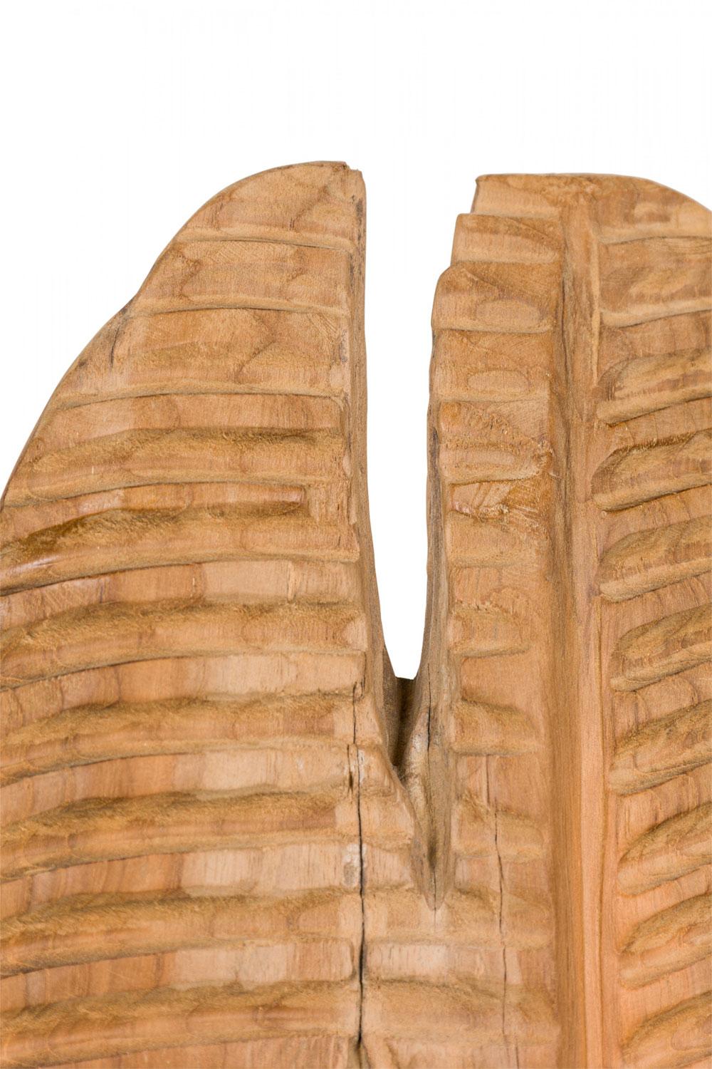 Zeitgenössische geschnitzte hölzerne abstrakte Blatt Bodenskulptur im Zustand „Gut“ im Angebot in Queens, NY