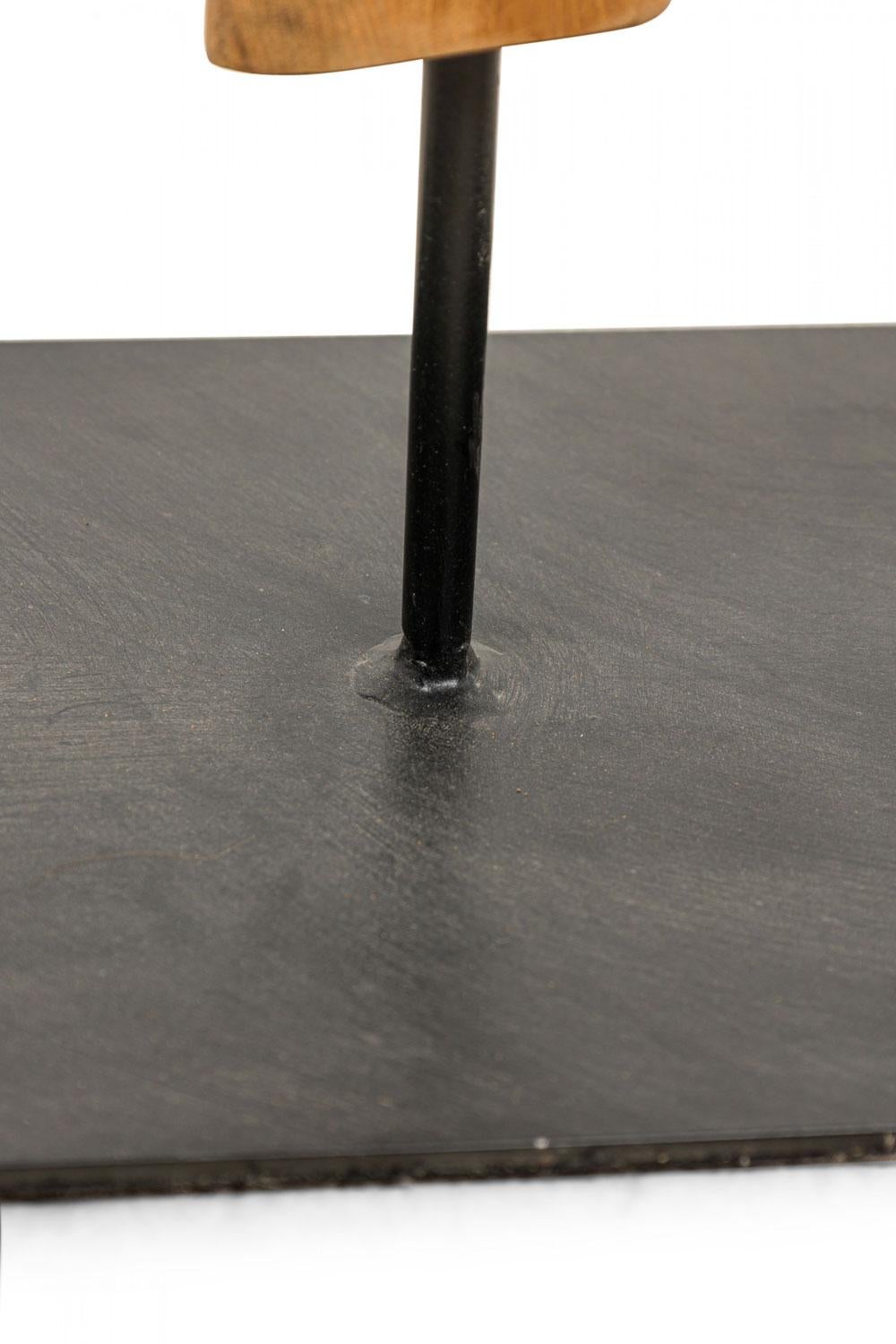 Zeitgenössische geschnitzte hölzerne abstrakte Blatt Bodenskulptur im Angebot 1