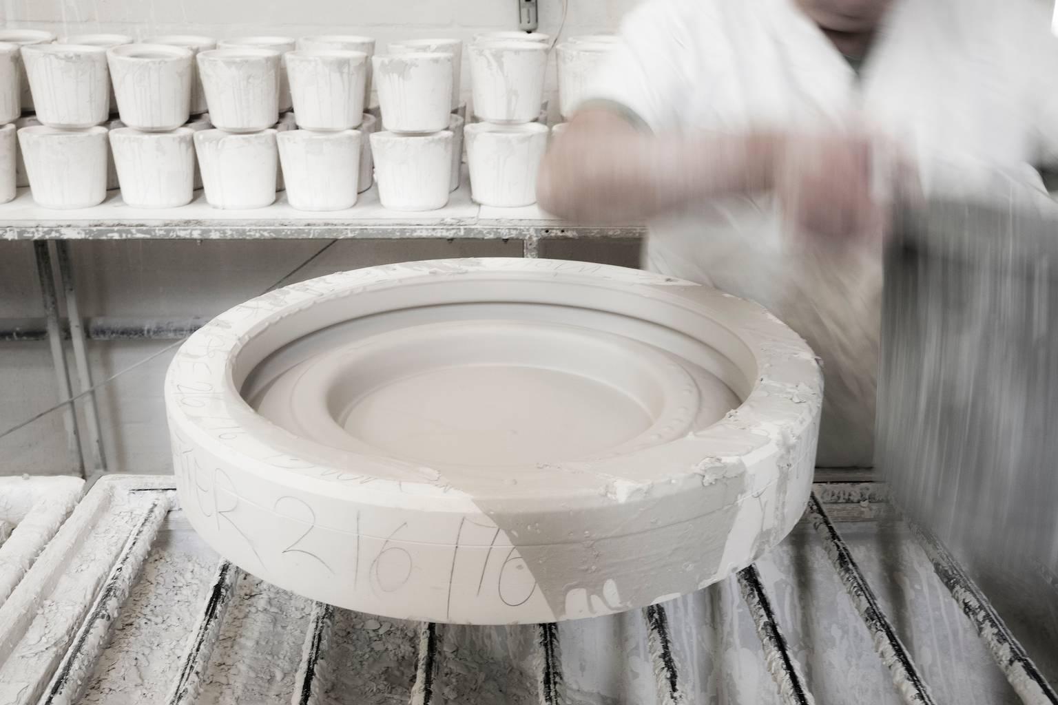 Zeitgenössische Schale aus Guss, Servierschale in Übergröße aus weißer Keramik im Zustand „Neu“ im Angebot in London, GB